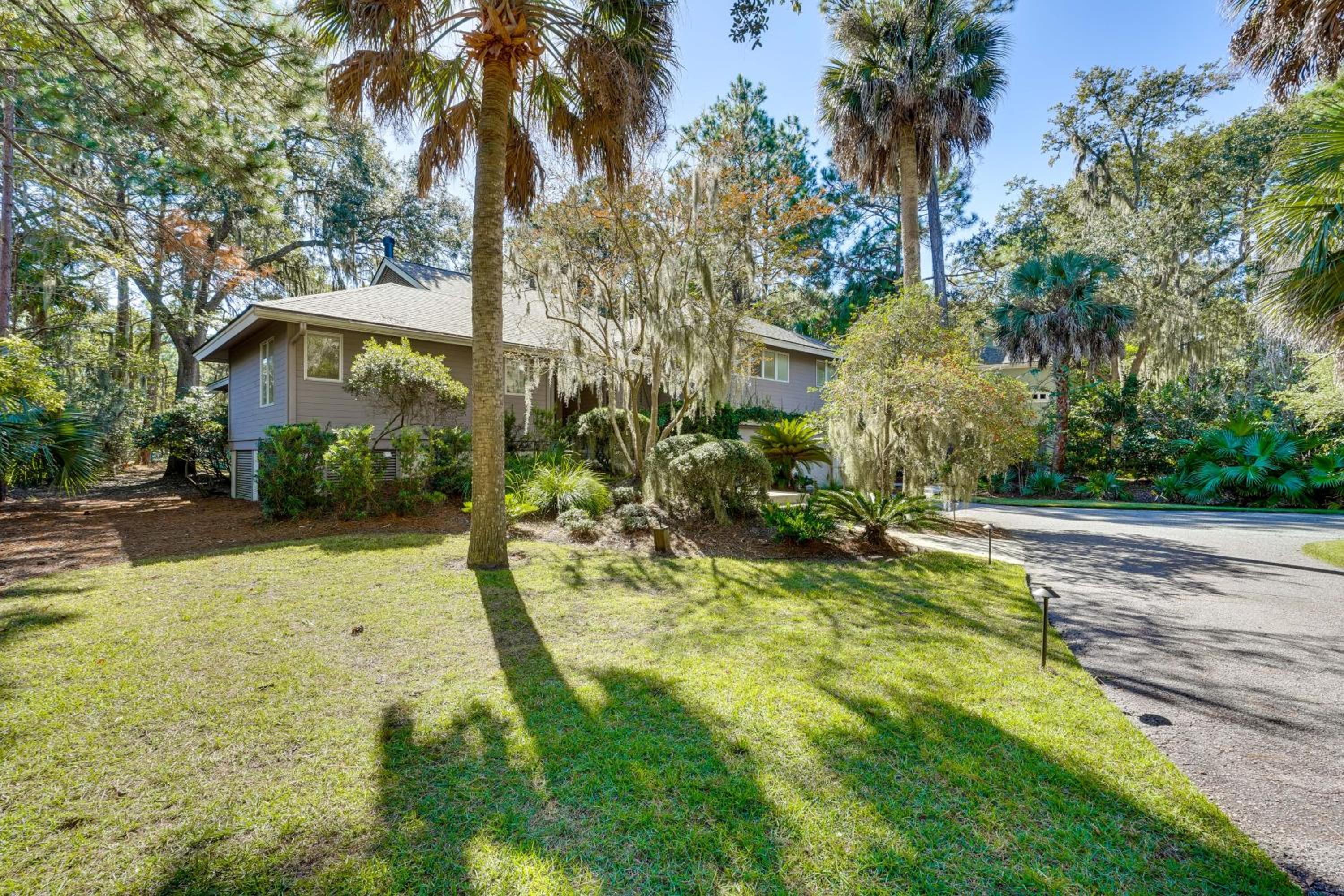 Golf and Tennis Paradise Lagoon-Front Kiawah Home