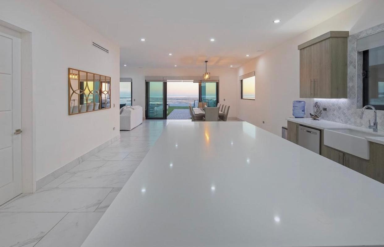 One-of-a-Kind Sunset Beach House Oceanfront/Islas Del Mar