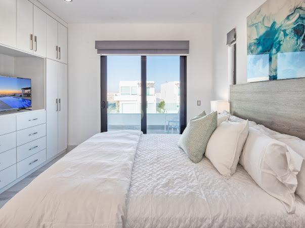 One-of-a-Kind Sunset Beach House Oceanfront/Islas Del Mar