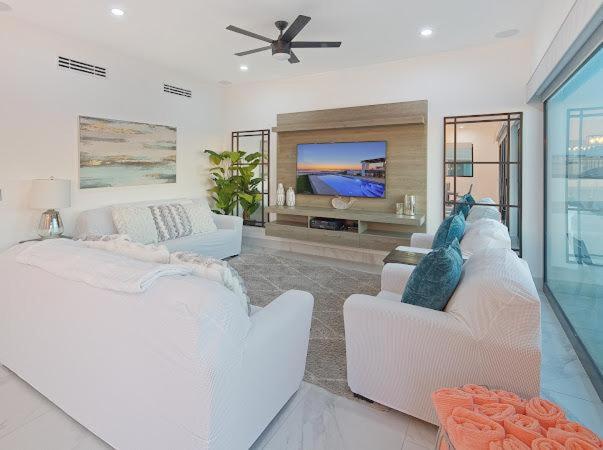 One-of-a-Kind Sunset Beach House Oceanfront/Islas Del Mar