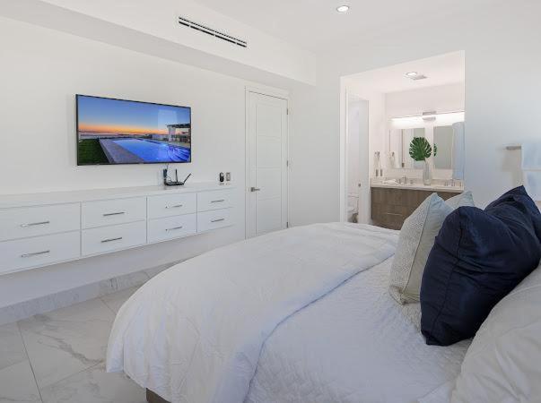 One-of-a-Kind Sunset Beach House Oceanfront/Islas Del Mar