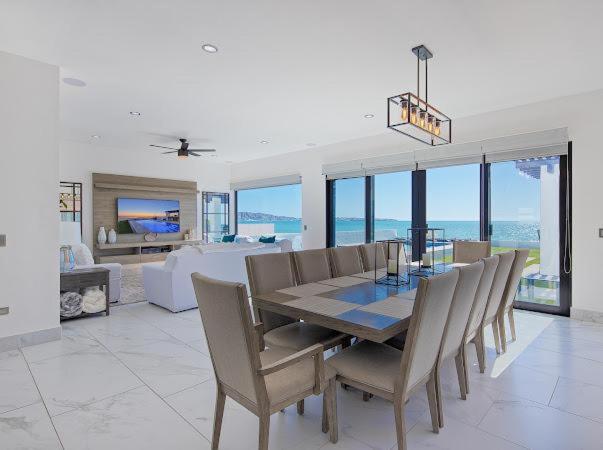 One-of-a-Kind Sunset Beach House Oceanfront/Islas Del Mar