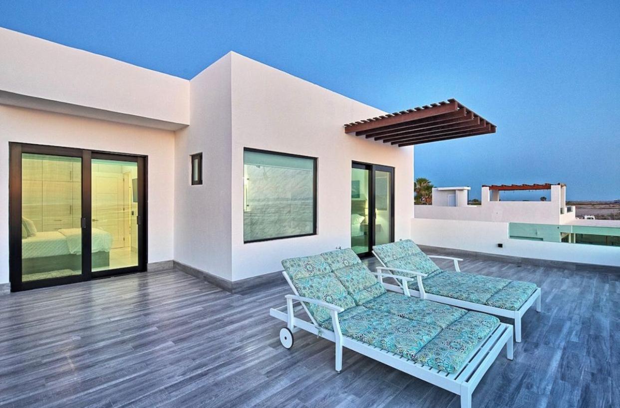 One-of-a-Kind Sunset Beach House Oceanfront/Islas Del Mar