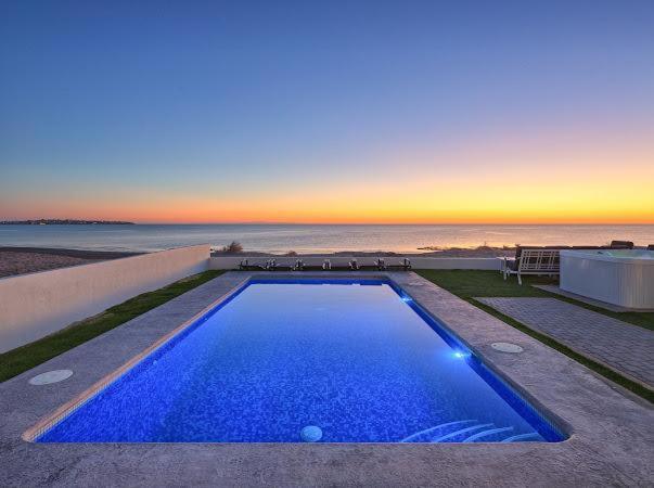 One-of-a-Kind Sunset Beach House Oceanfront/Islas Del Mar