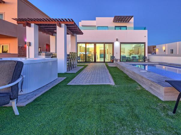 One-of-a-Kind Sunset Beach House Oceanfront/Islas Del Mar