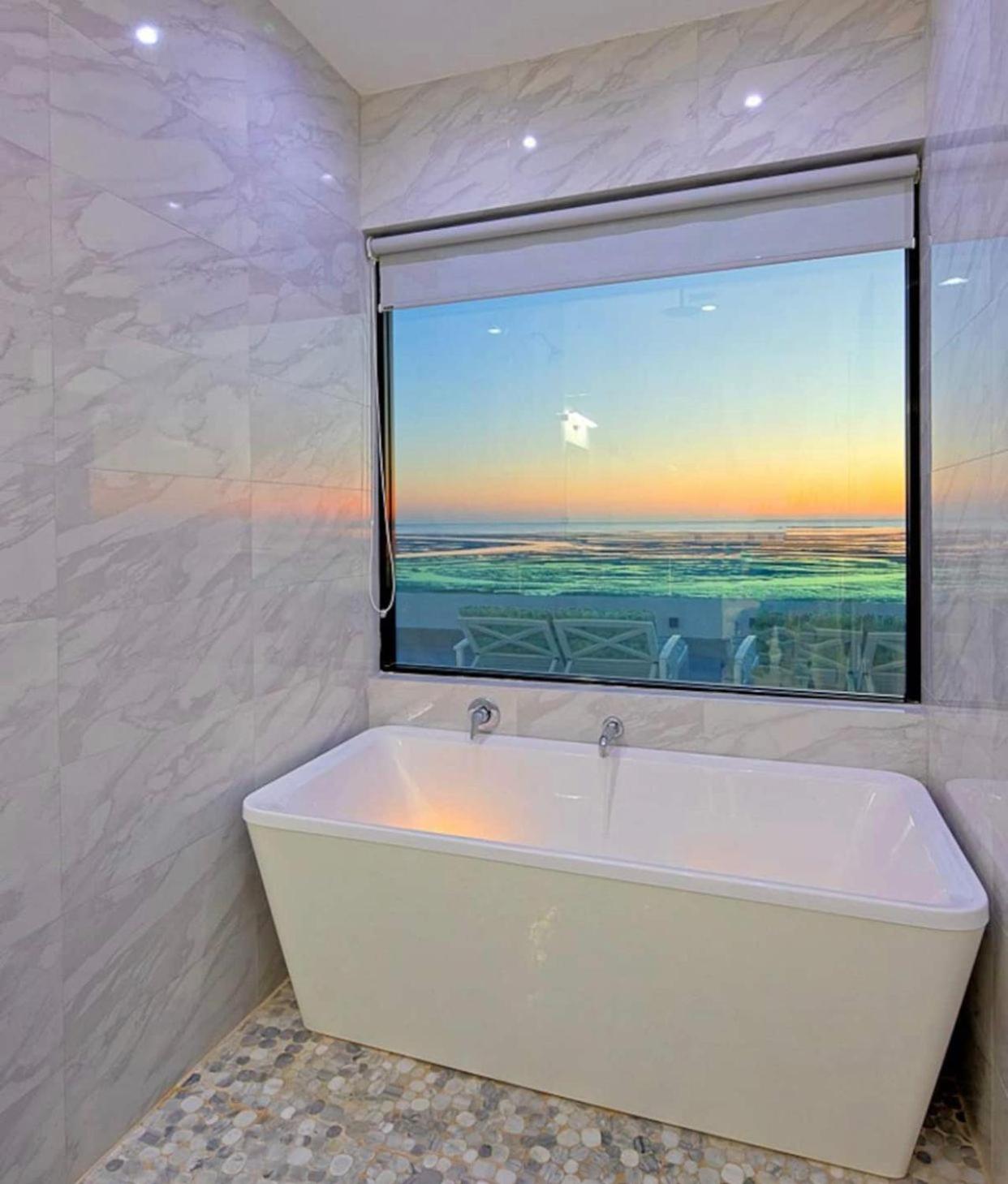 One-of-a-Kind Sunset Beach House Oceanfront/Islas Del Mar