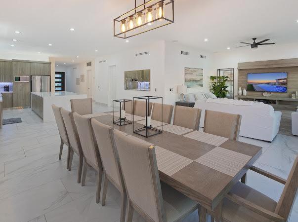 One-of-a-Kind Sunset Beach House Oceanfront/Islas Del Mar