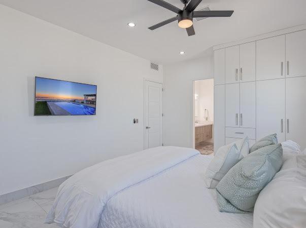 One-of-a-Kind Sunset Beach House Oceanfront/Islas Del Mar