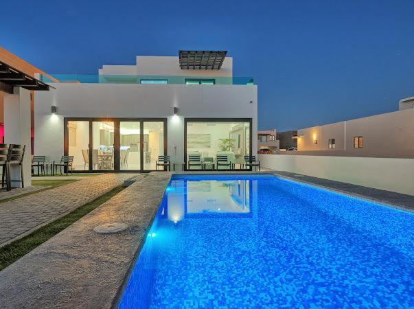 One-of-a-Kind Sunset Beach House Oceanfront/Islas Del Mar