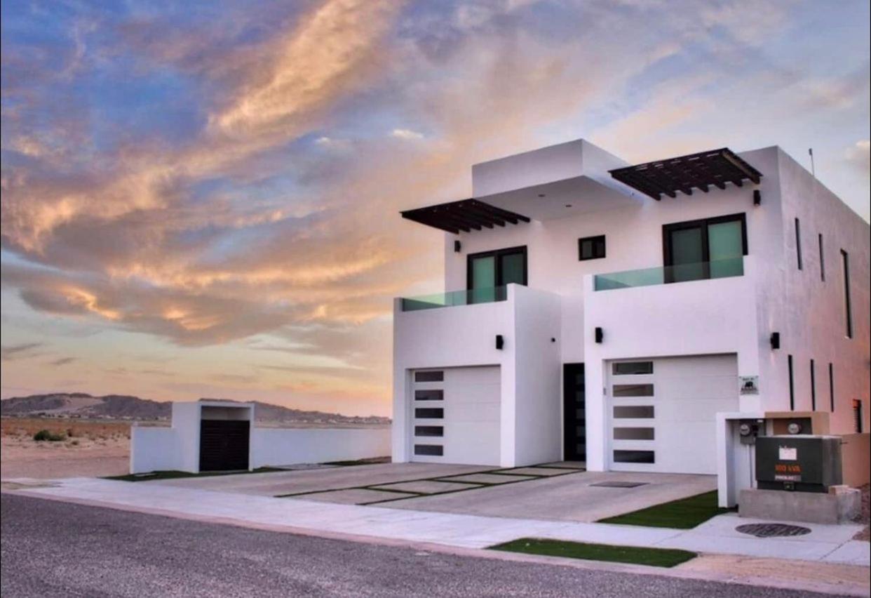 One-of-a-Kind Sunset Beach House Oceanfront/Islas Del Mar