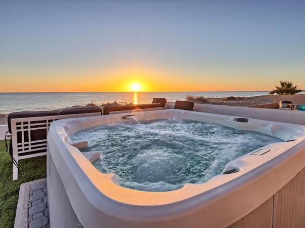 One-of-a-Kind Sunset Beach House Oceanfront/Islas Del Mar