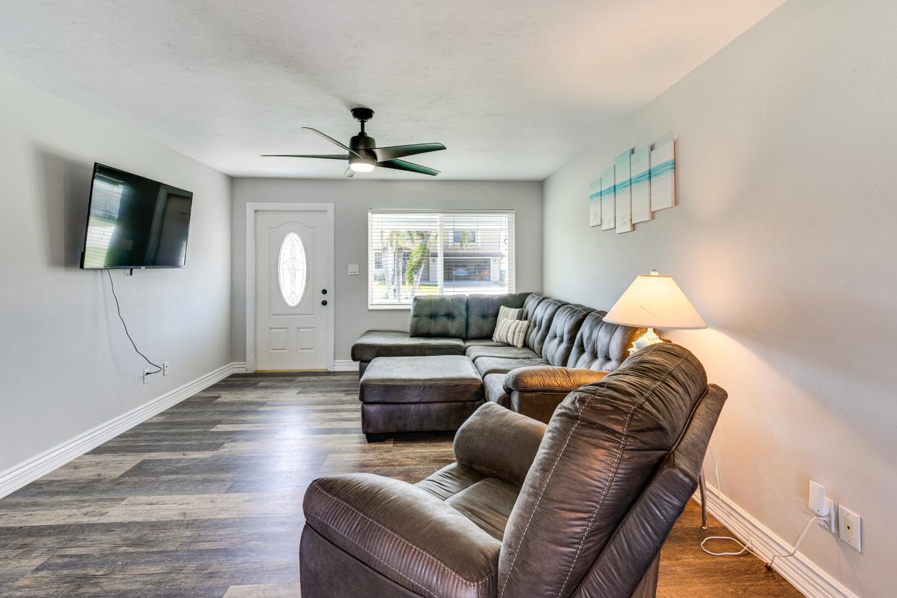 Poolside Retreat 2 Mi to Dtwn Cape Coral