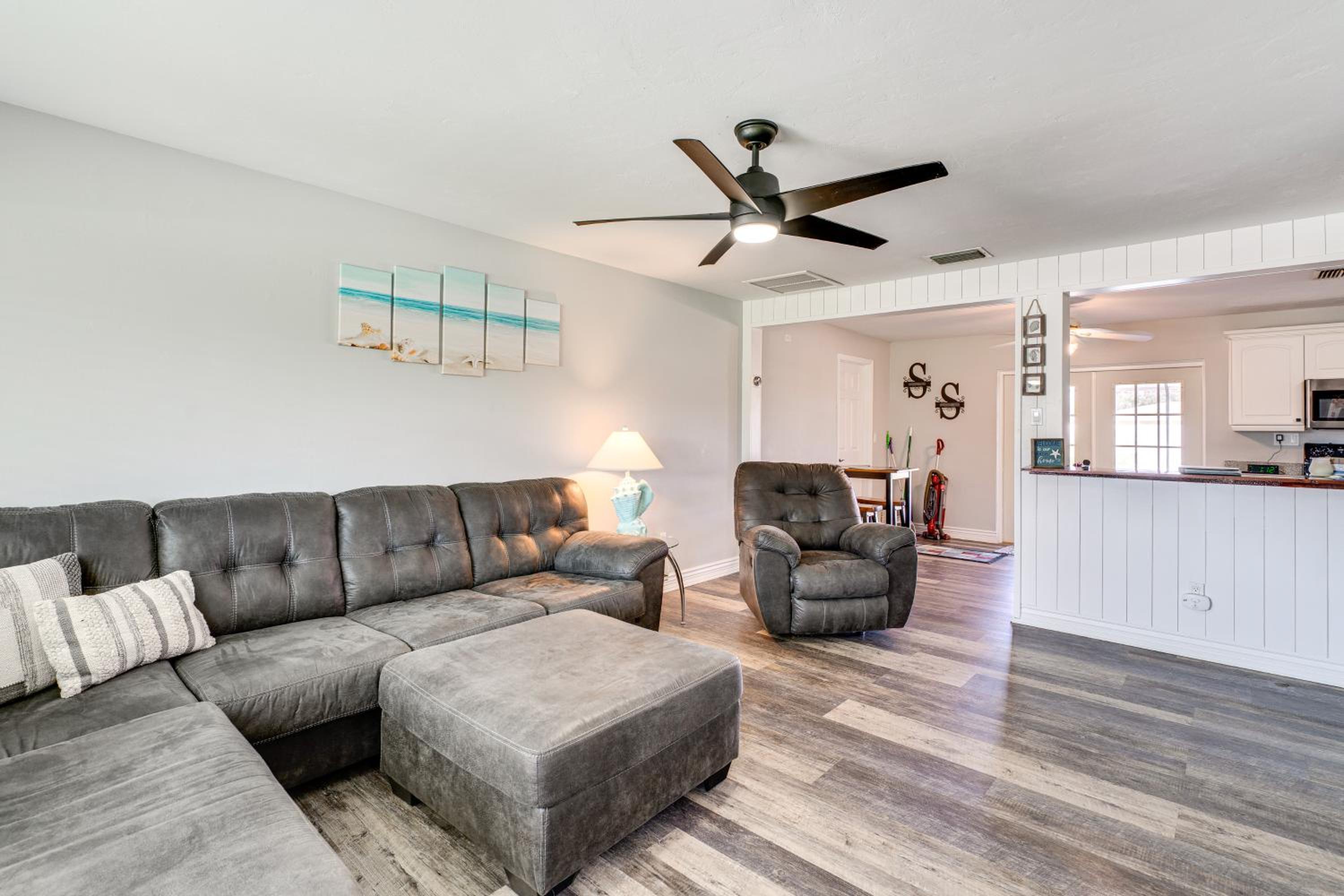 Poolside Retreat 2 Mi to Dtwn Cape Coral