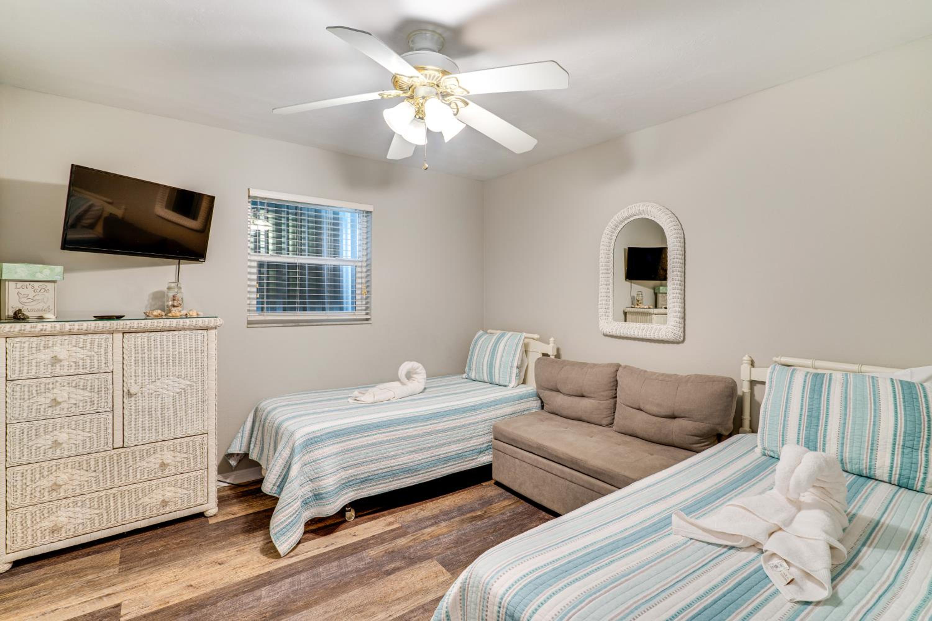 Poolside Retreat 2 Mi to Dtwn Cape Coral