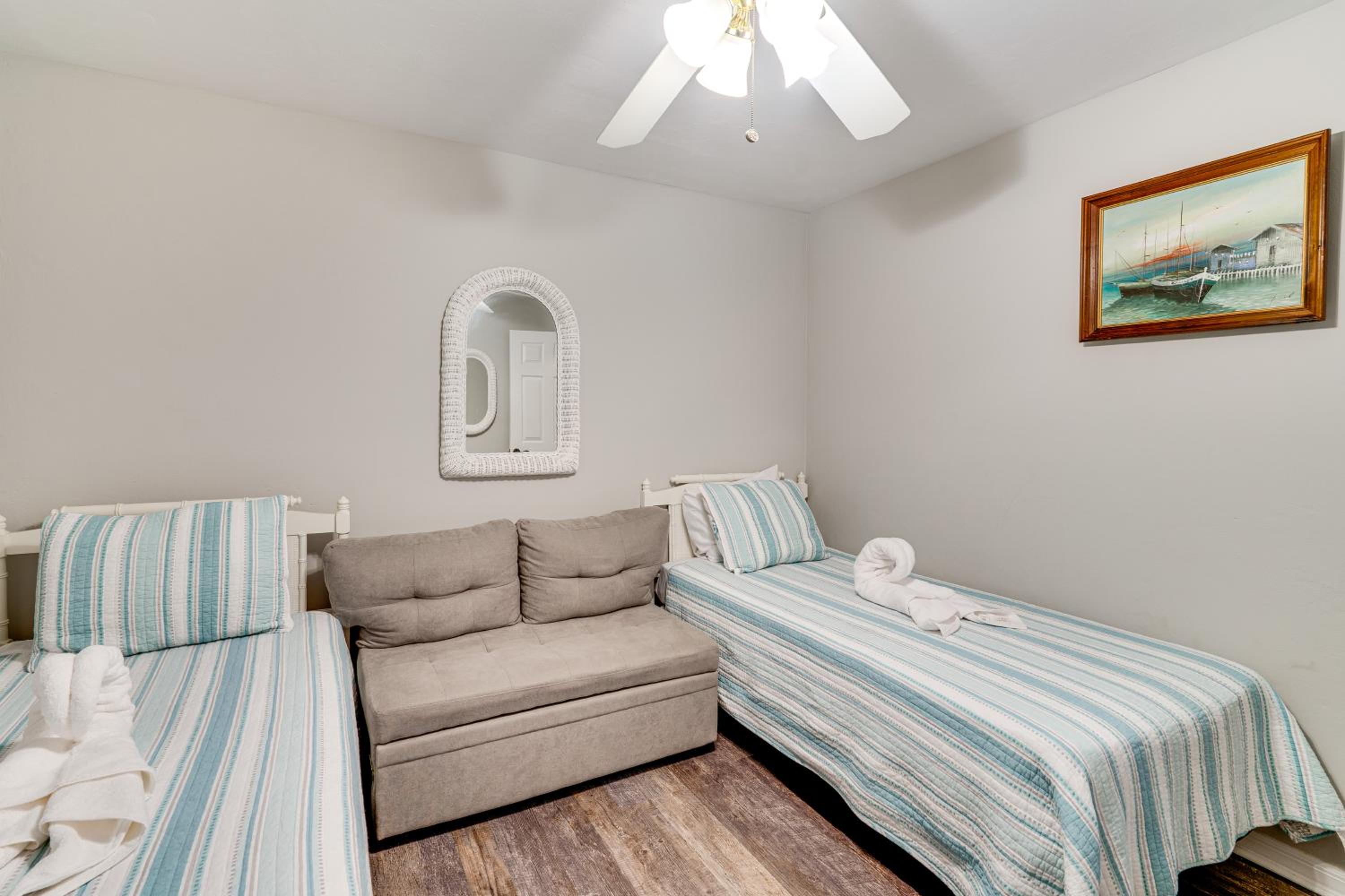 Poolside Retreat 2 Mi to Dtwn Cape Coral