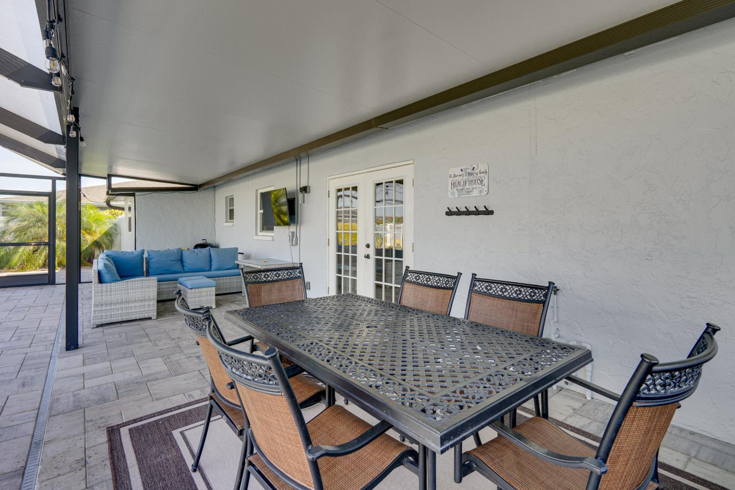Poolside Retreat 2 Mi to Dtwn Cape Coral