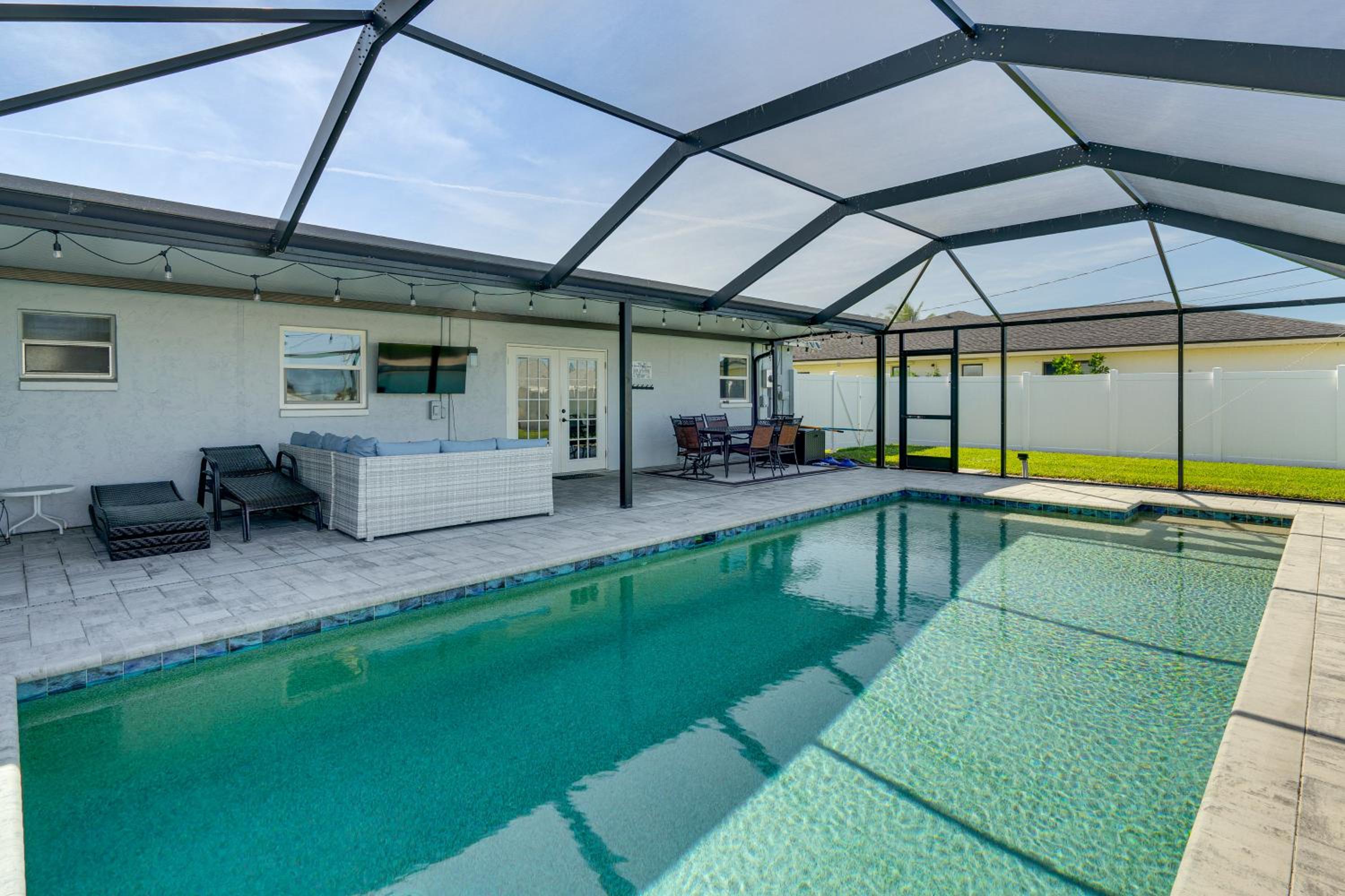 Poolside Retreat 2 Mi to Dtwn Cape Coral