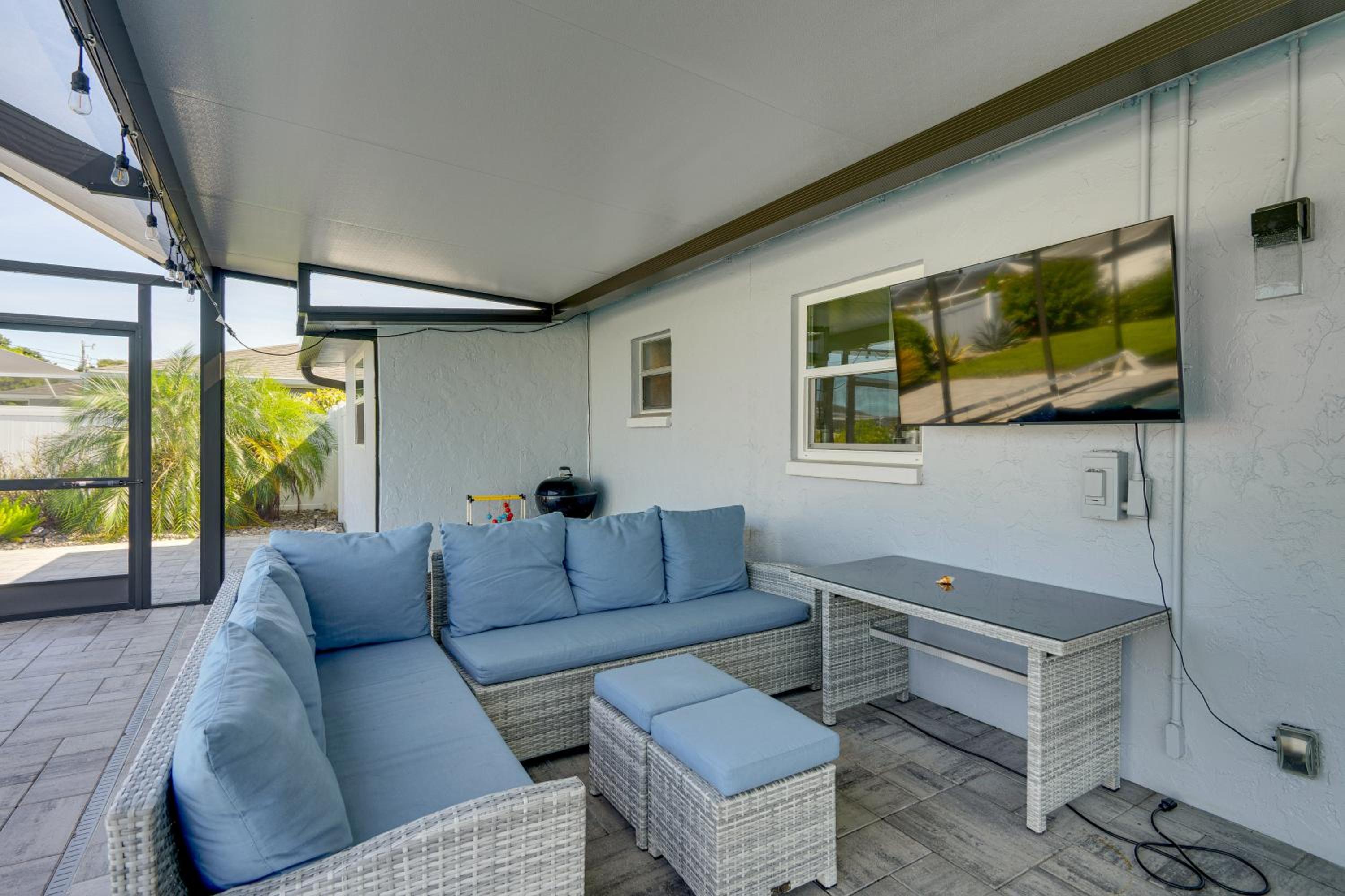 Poolside Retreat 2 Mi to Dtwn Cape Coral