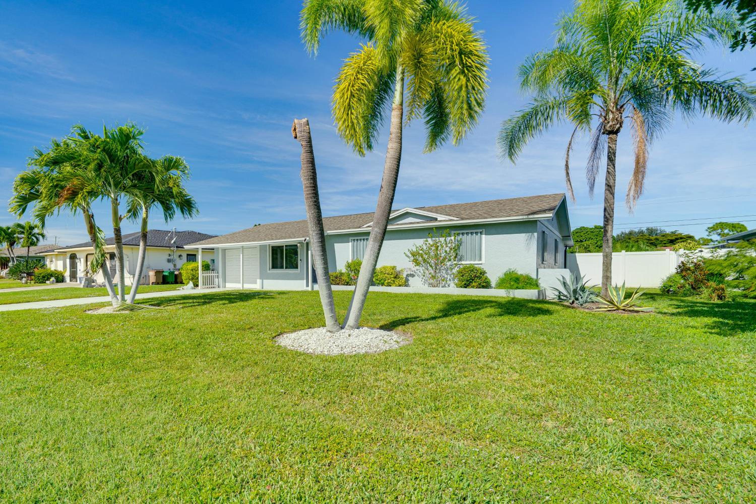 Poolside Retreat 2 Mi to Dtwn Cape Coral