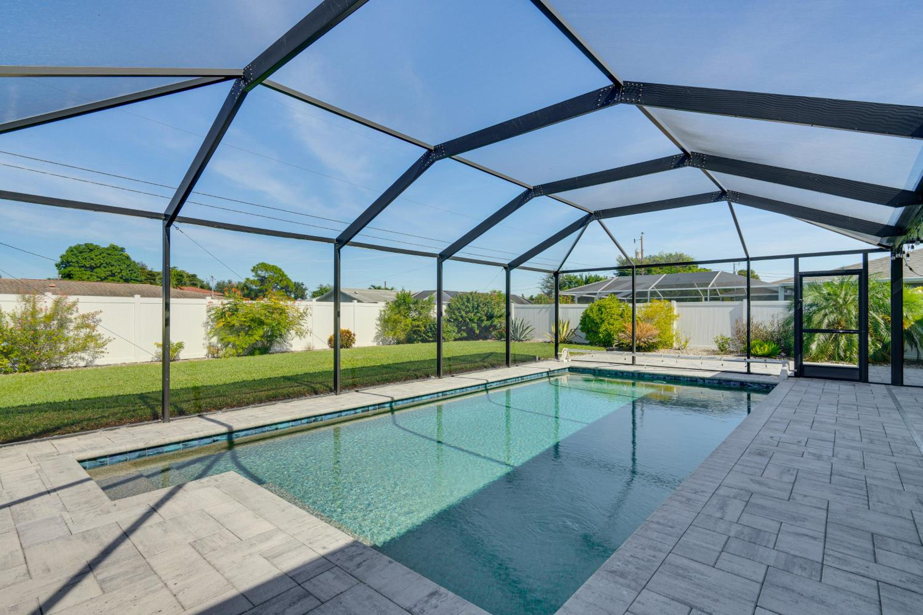 Poolside Retreat 2 Mi to Dtwn Cape Coral
