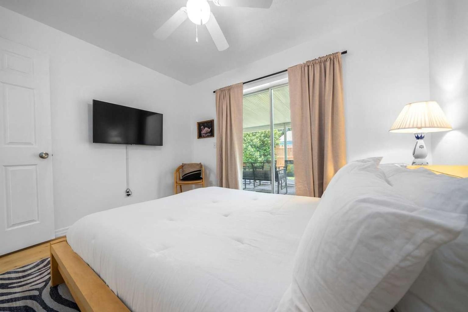 The Happy Haven - Near Manatee Tours - Pet Friendly