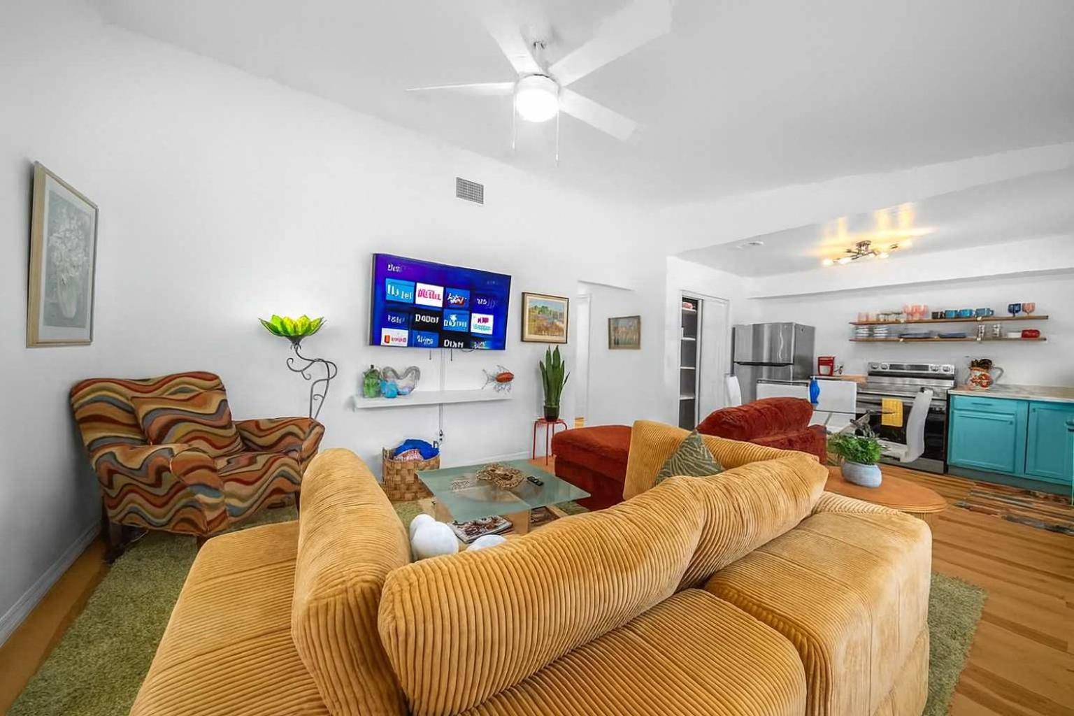 The Happy Haven - Near Manatee Tours - Pet Friendly