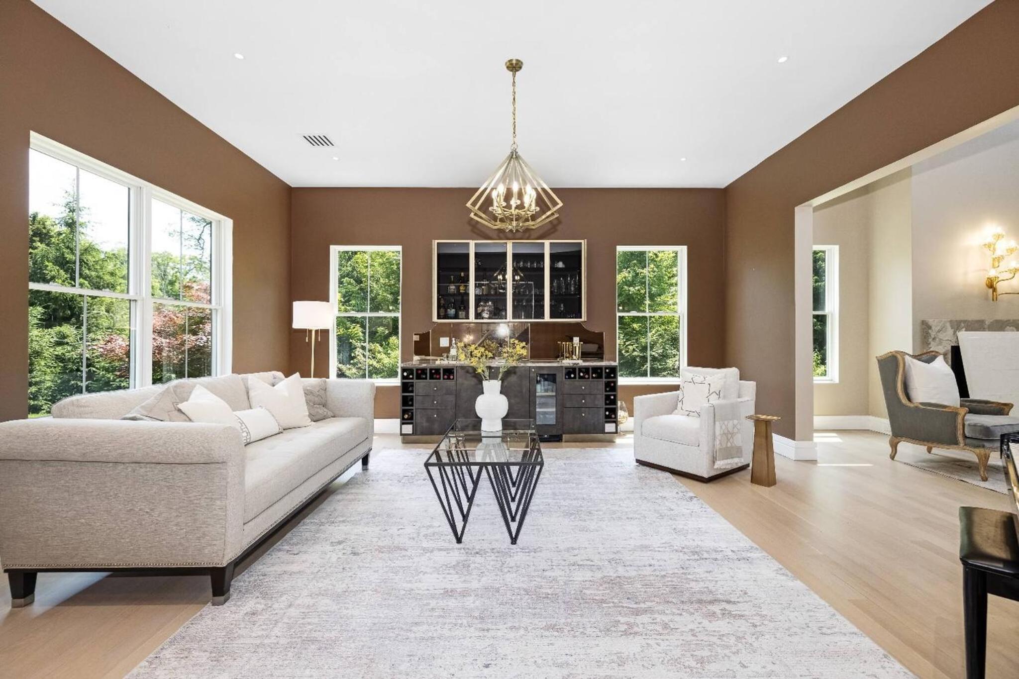 Spacious 6-bedroom house in fabulous Saddle River