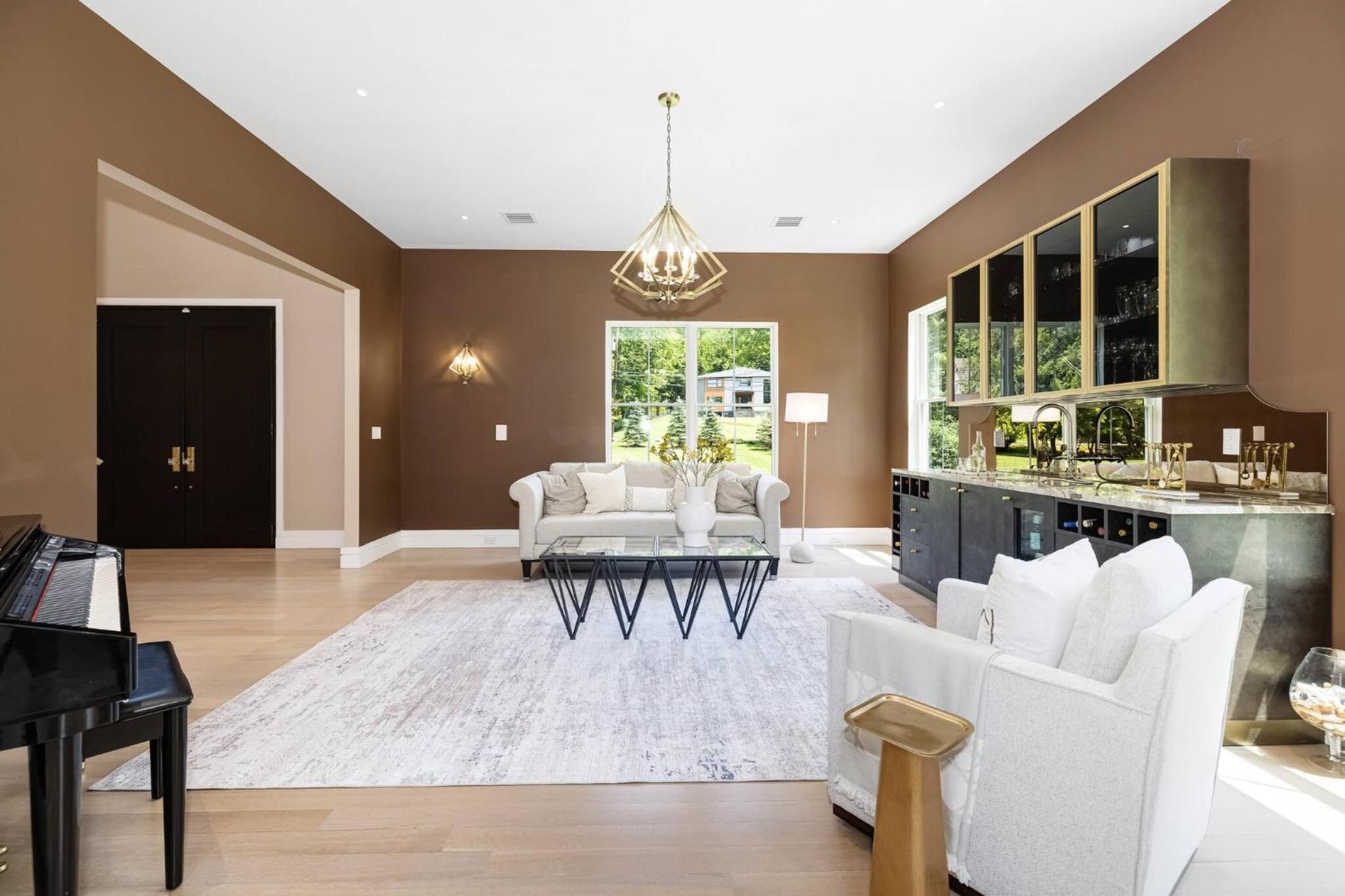 Spacious 6-bedroom house in fabulous Saddle River