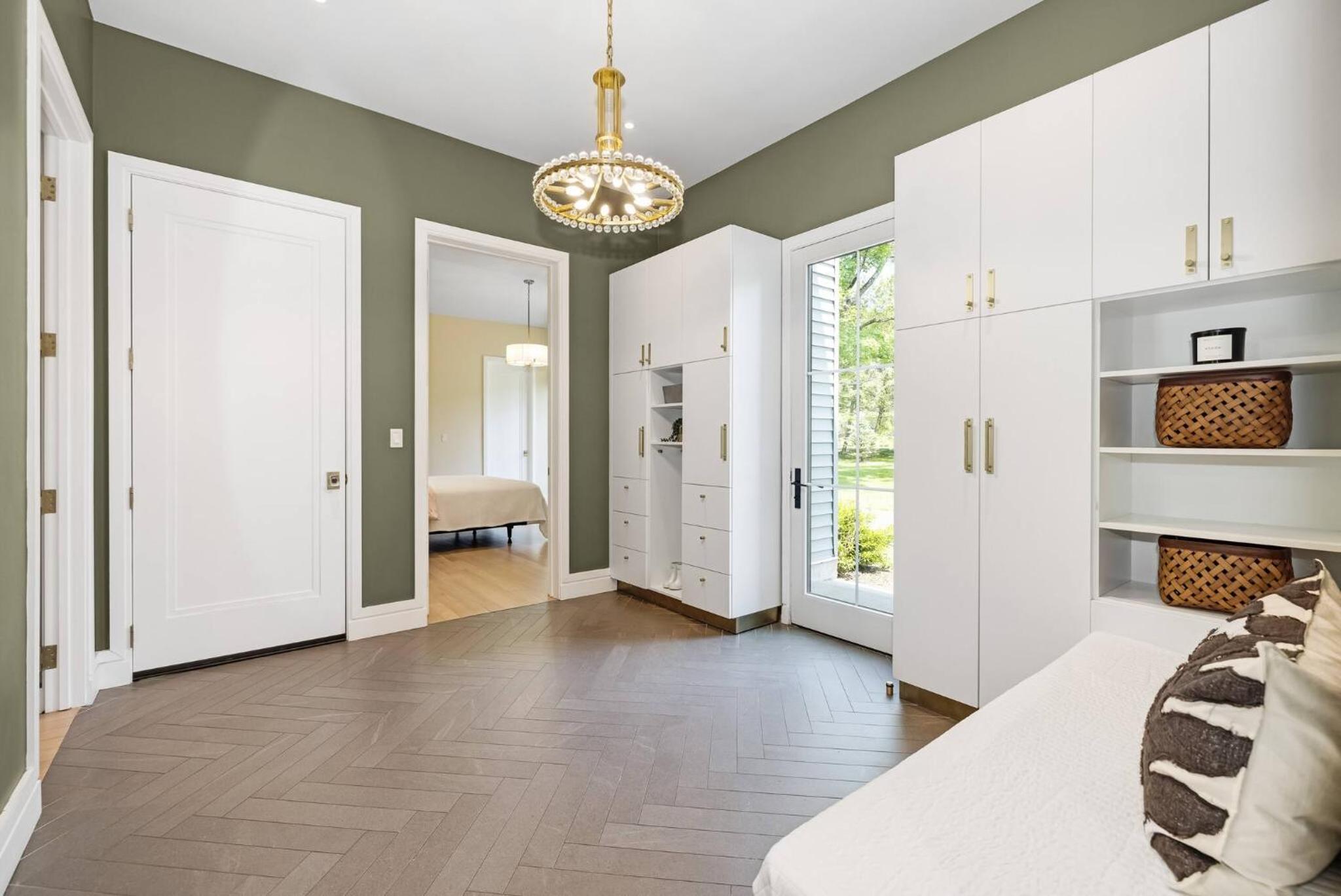 Spacious 6-bedroom house in fabulous Saddle River