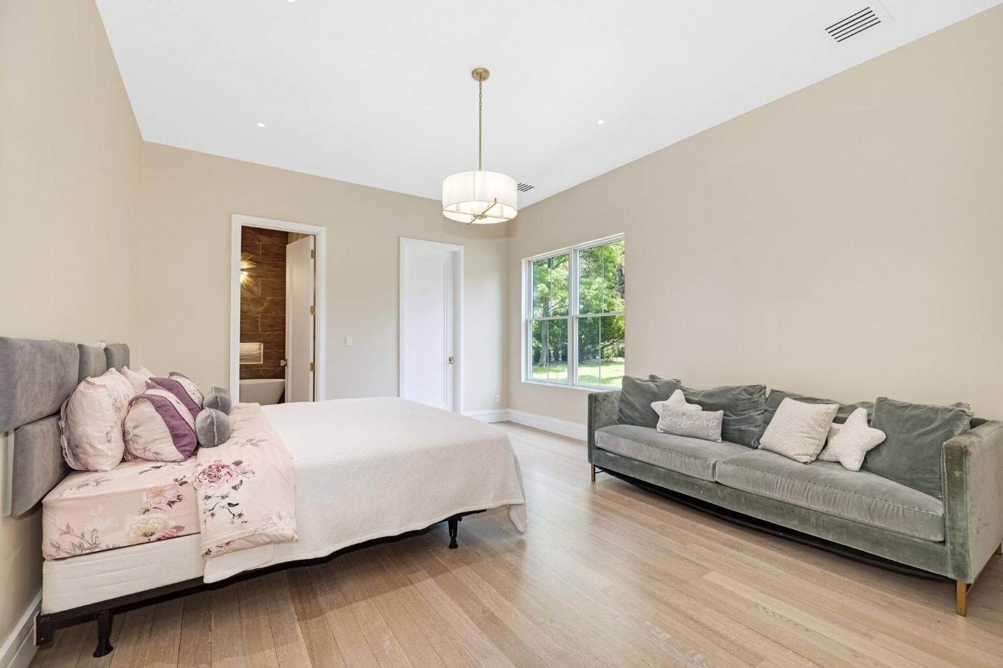 Spacious 6-bedroom house in fabulous Saddle River