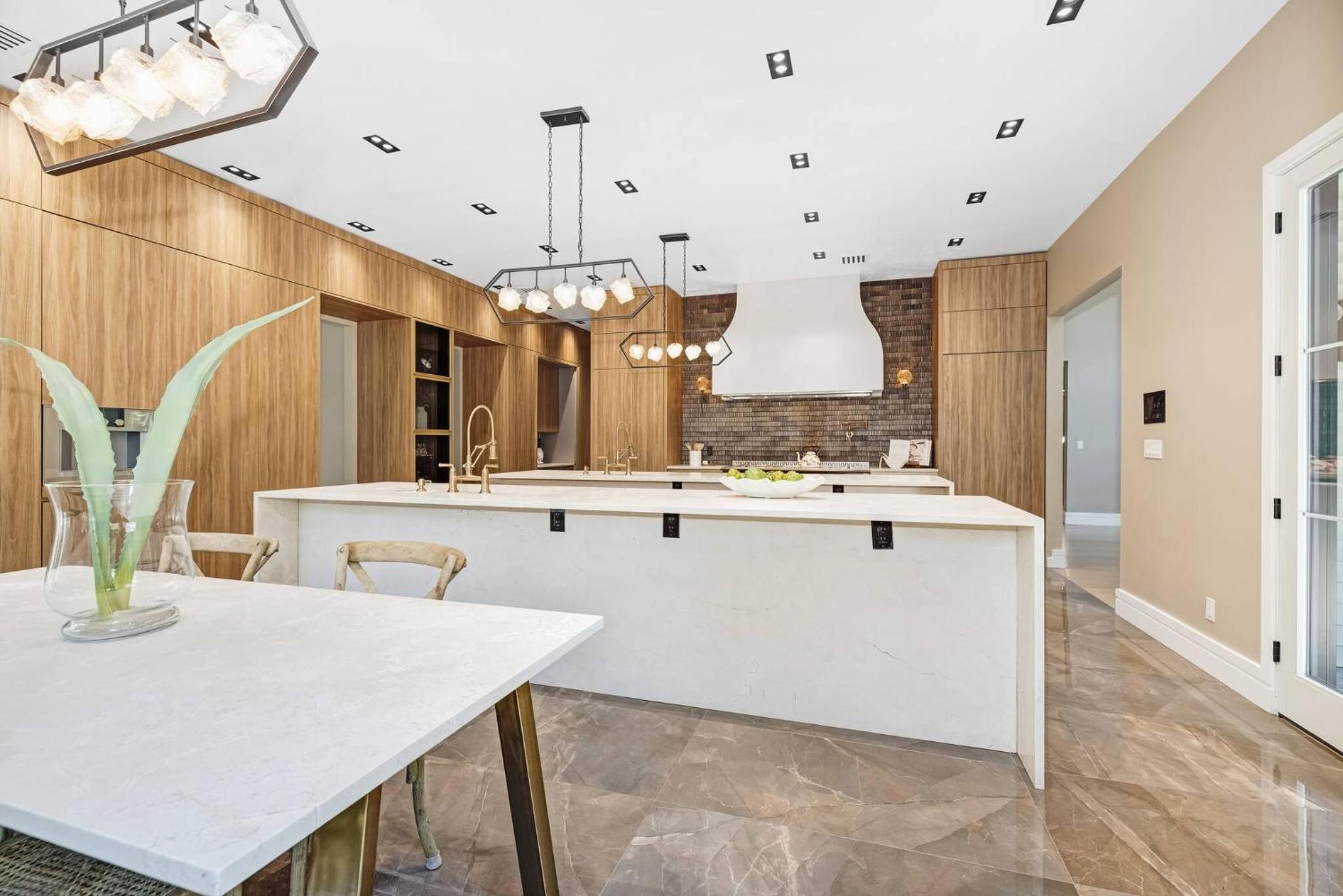 Spacious 6-bedroom house in fabulous Saddle River