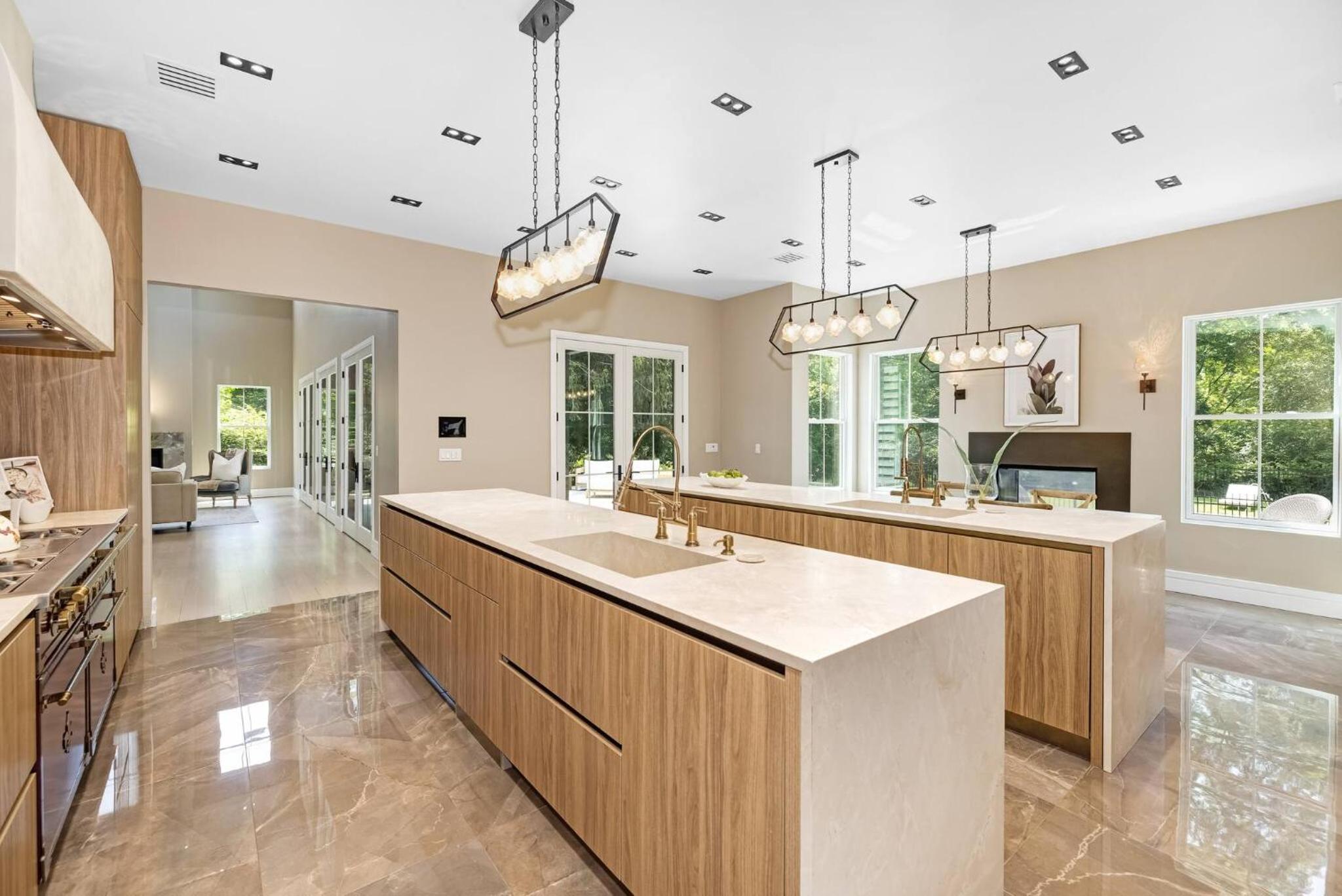 Spacious 6-bedroom house in fabulous Saddle River
