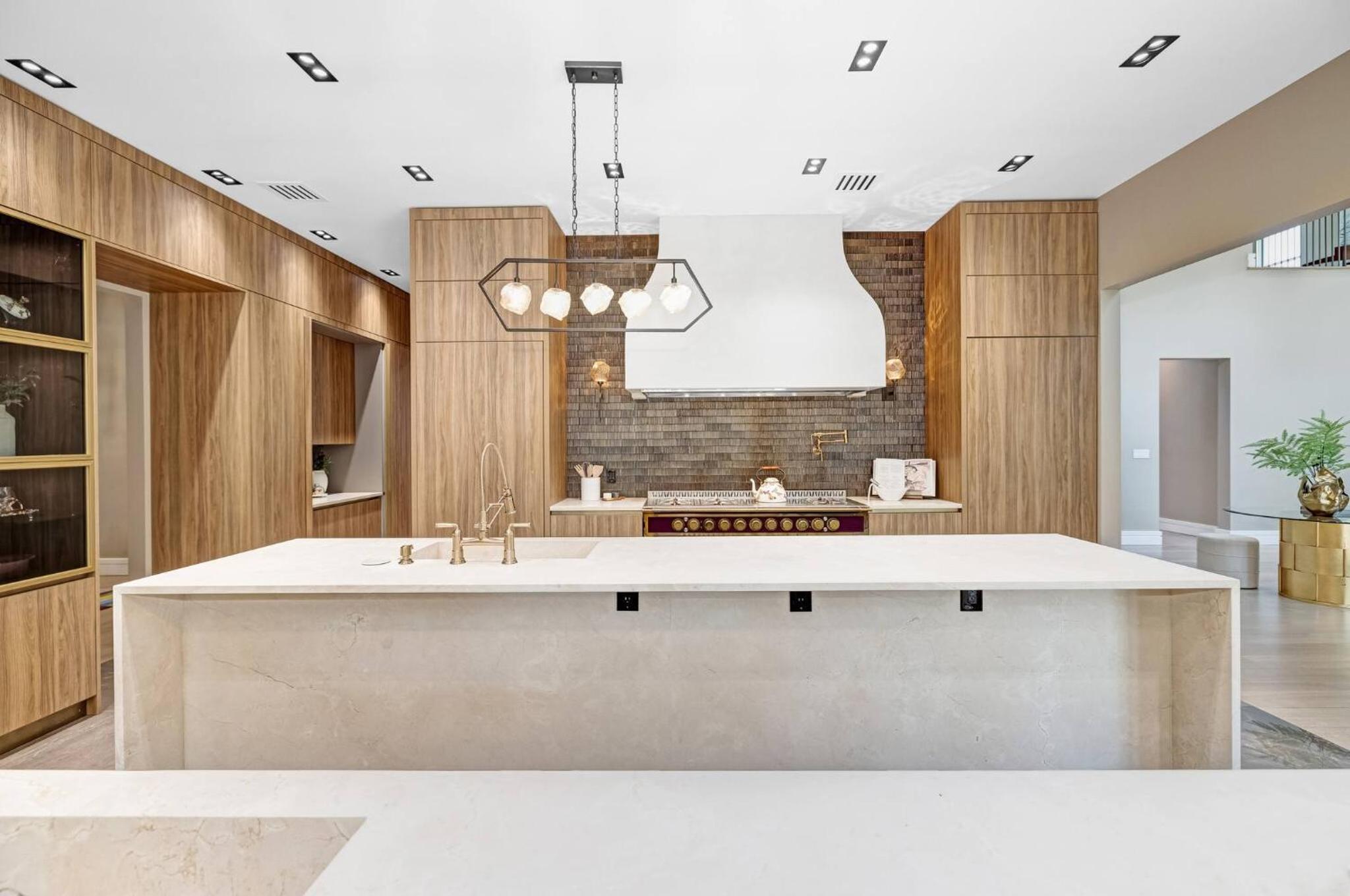 Spacious 6-bedroom house in fabulous Saddle River