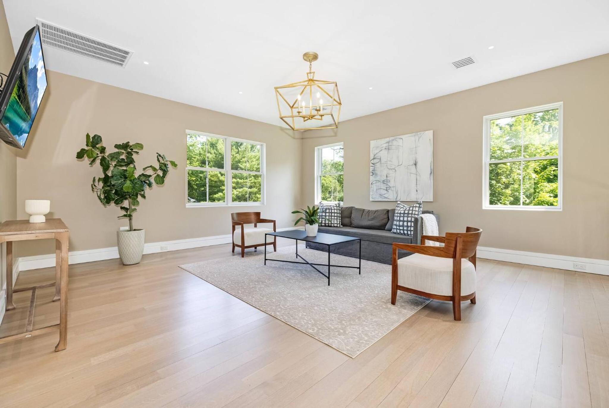 Spacious 6-bedroom house in fabulous Saddle River