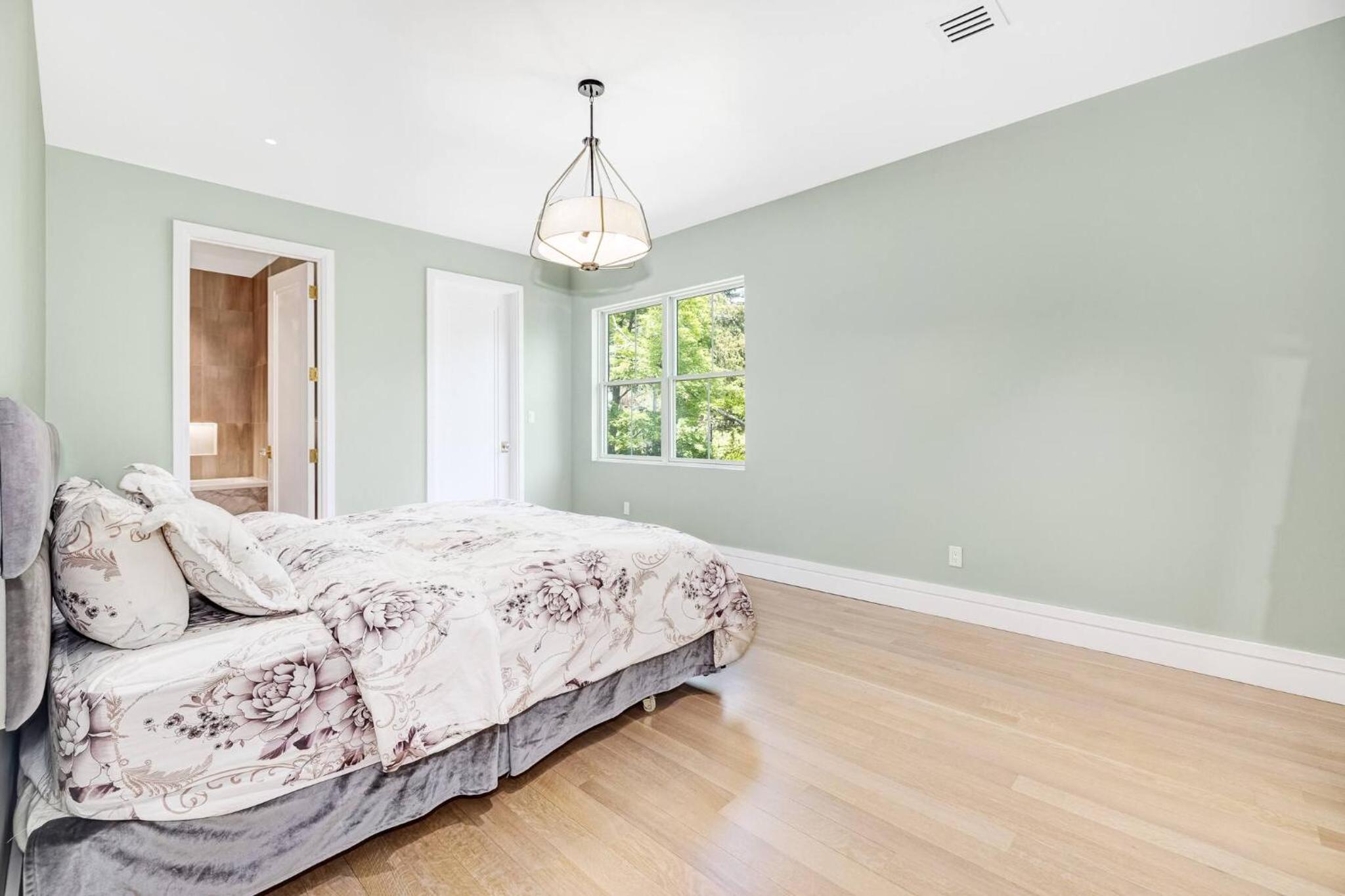 Spacious 6-bedroom house in fabulous Saddle River