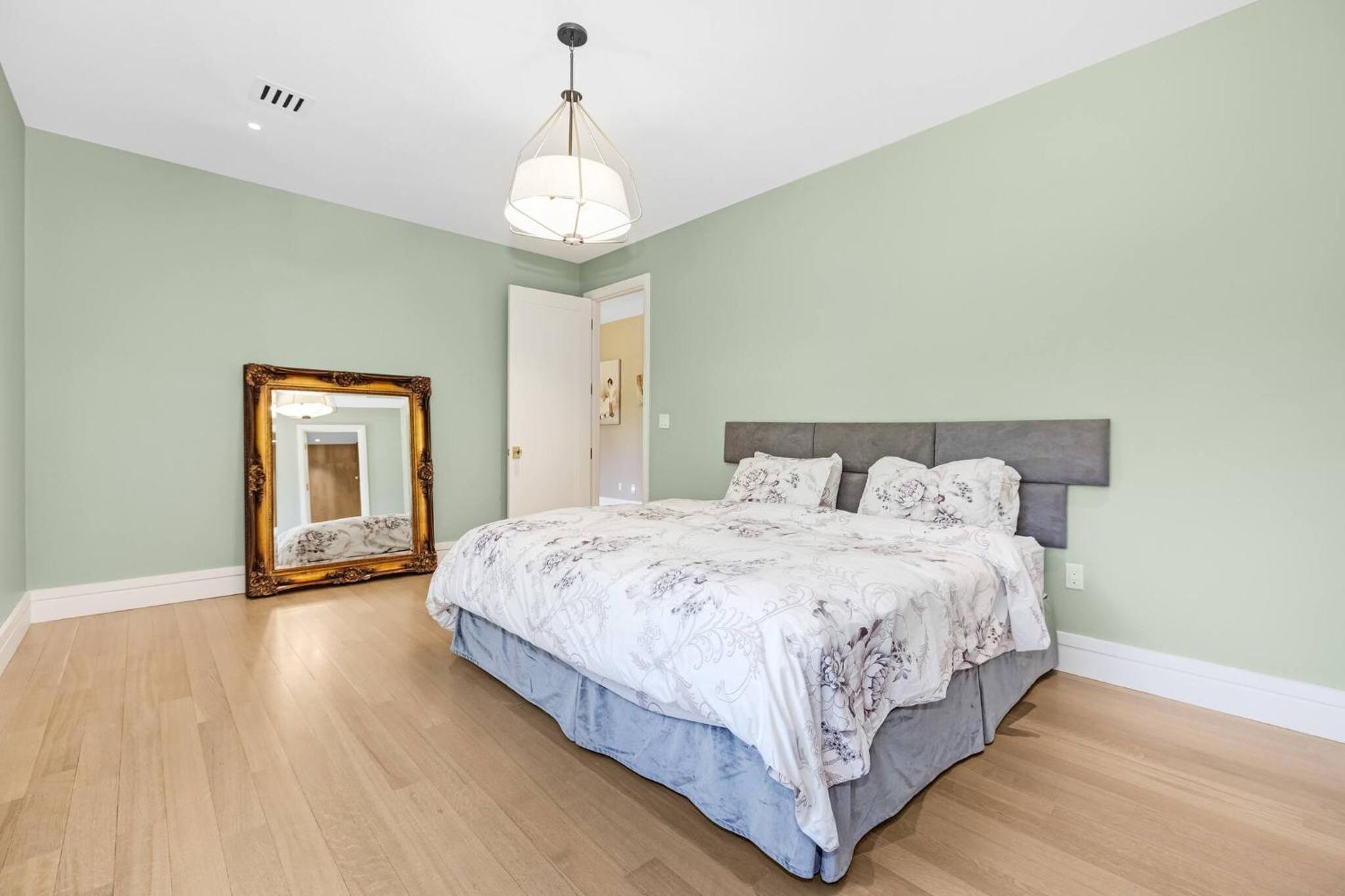 Spacious 6-bedroom house in fabulous Saddle River