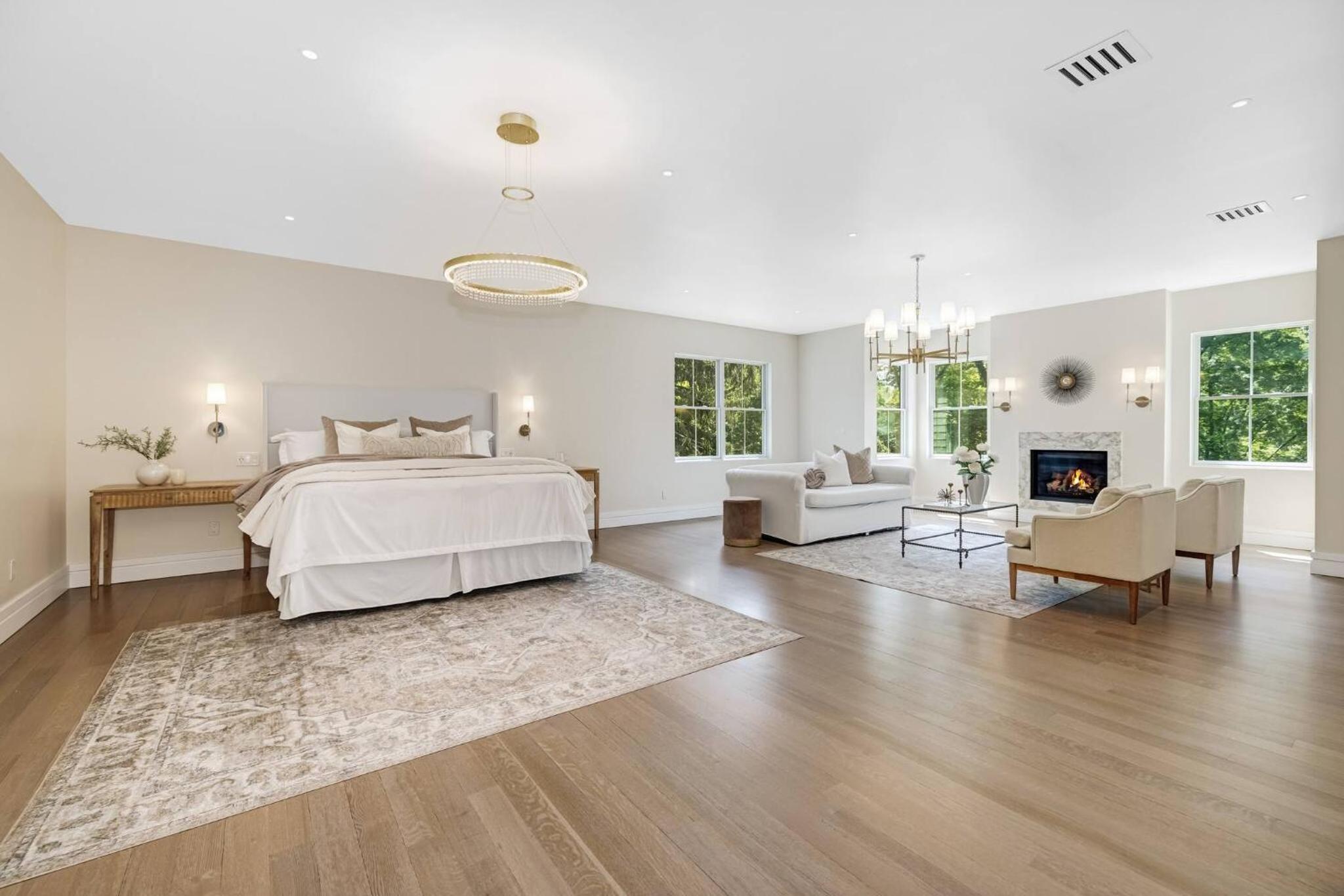 Spacious 6-bedroom house in fabulous Saddle River