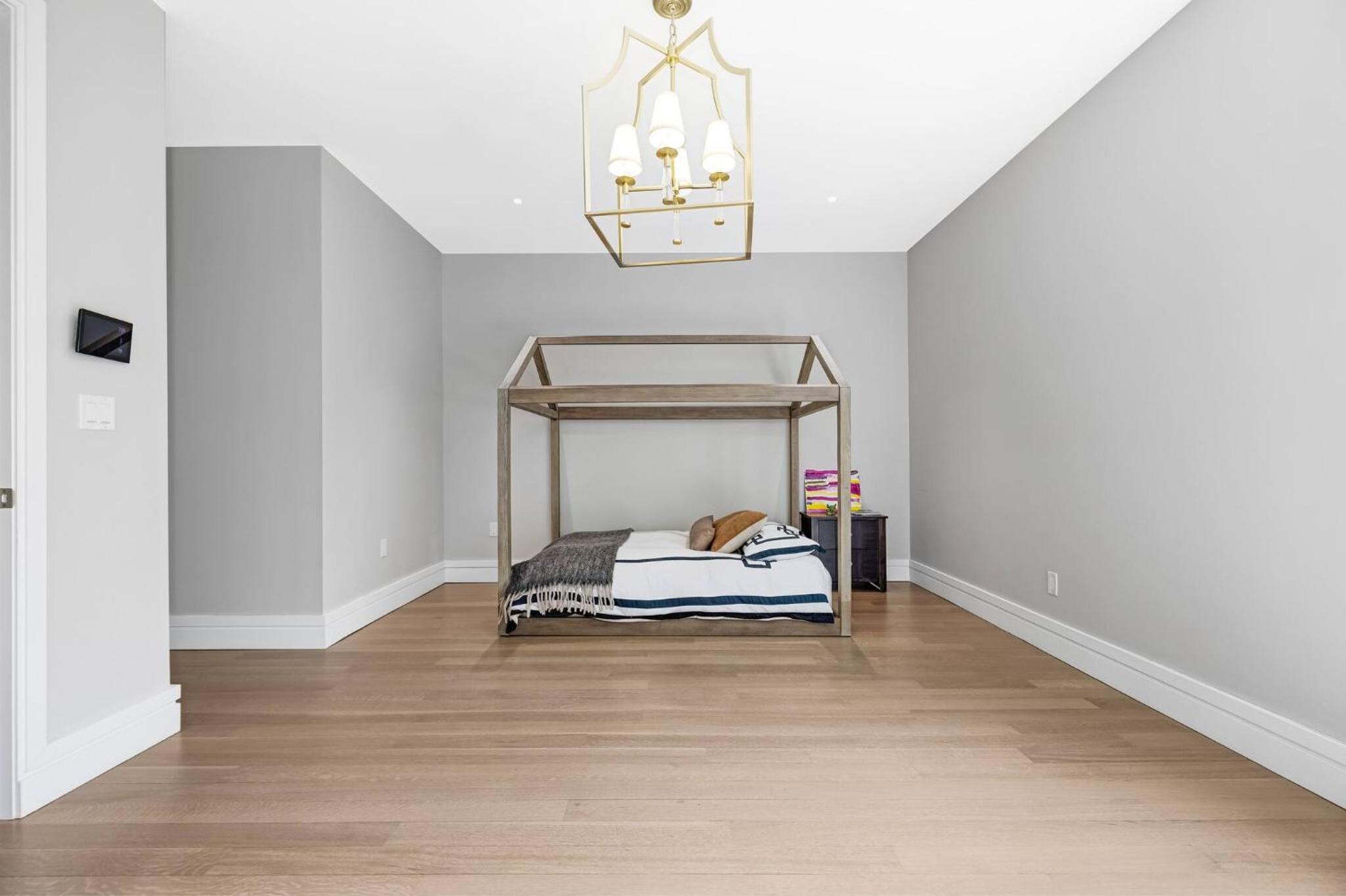 Spacious 6-bedroom house in fabulous Saddle River