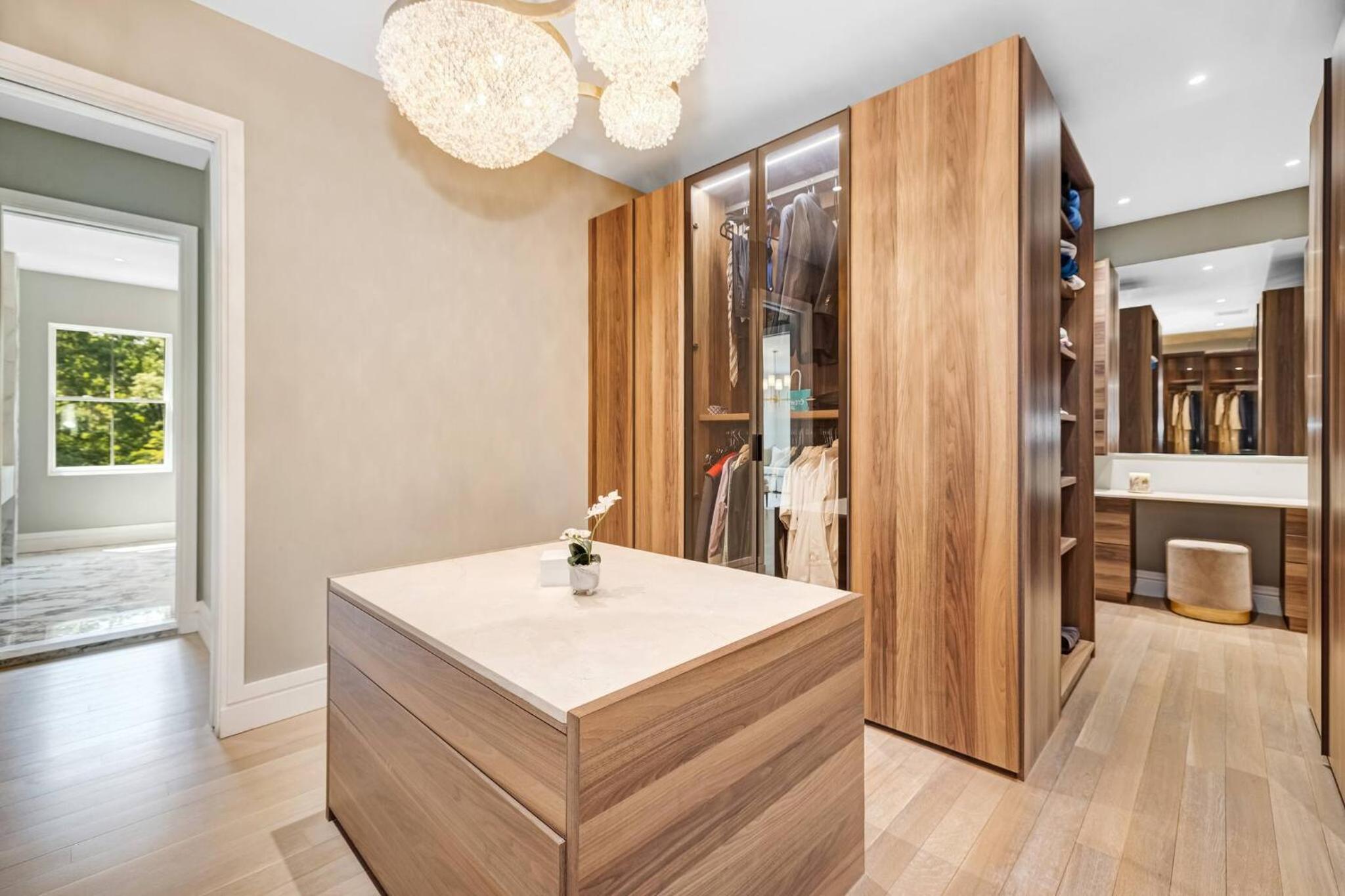Spacious 6-bedroom house in fabulous Saddle River