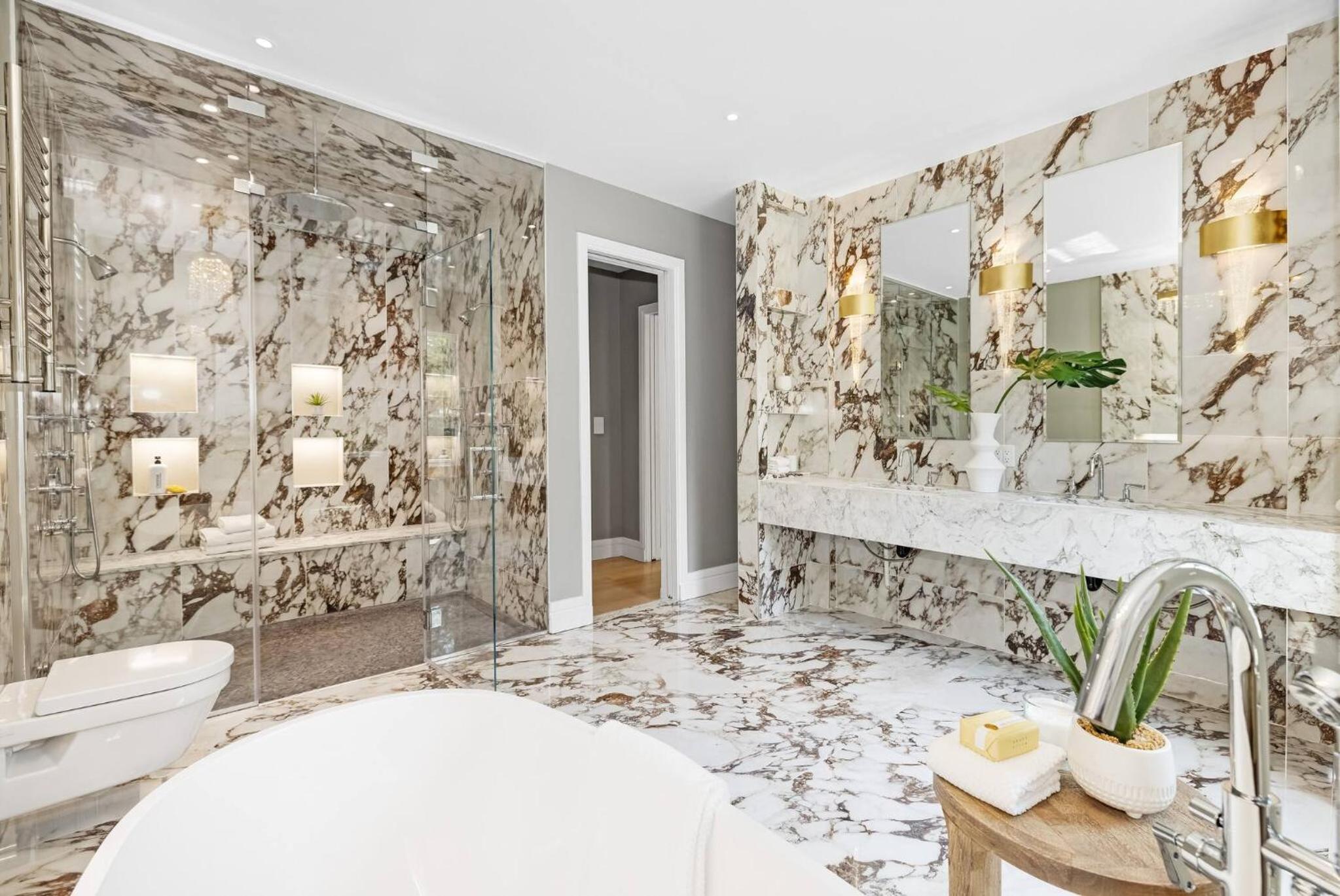 Spacious 6-bedroom house in fabulous Saddle River