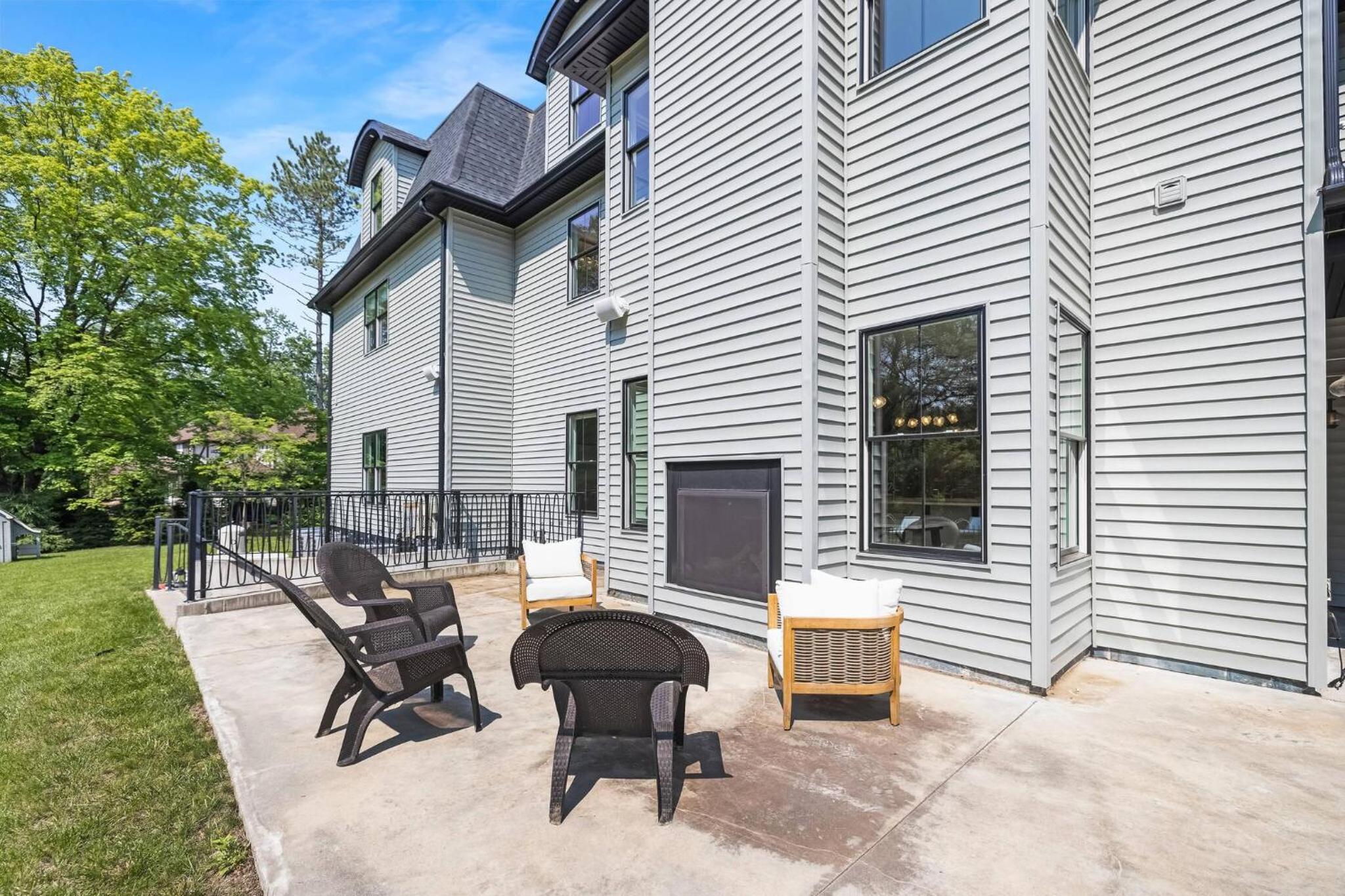 Spacious 6-bedroom house in fabulous Saddle River