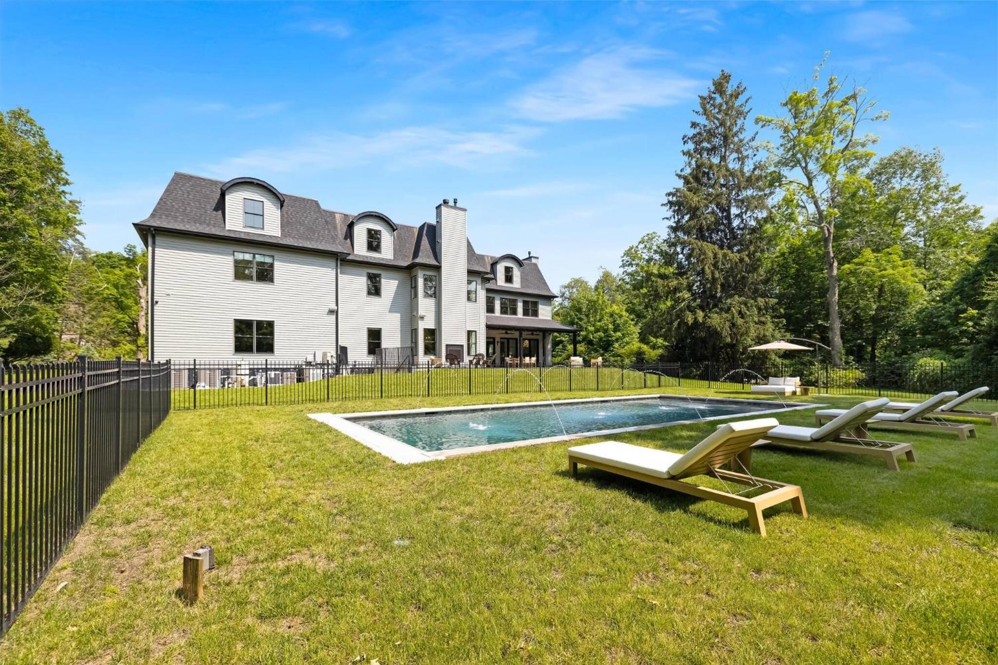 Spacious 6-bedroom house in fabulous Saddle River