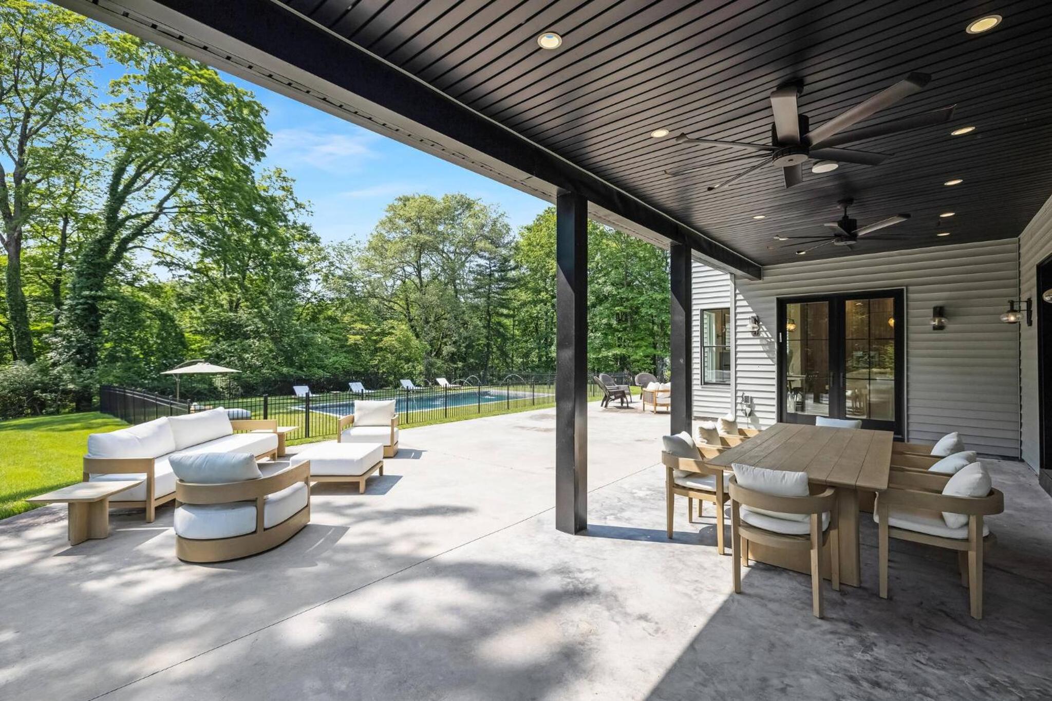 Spacious 6-bedroom house in fabulous Saddle River