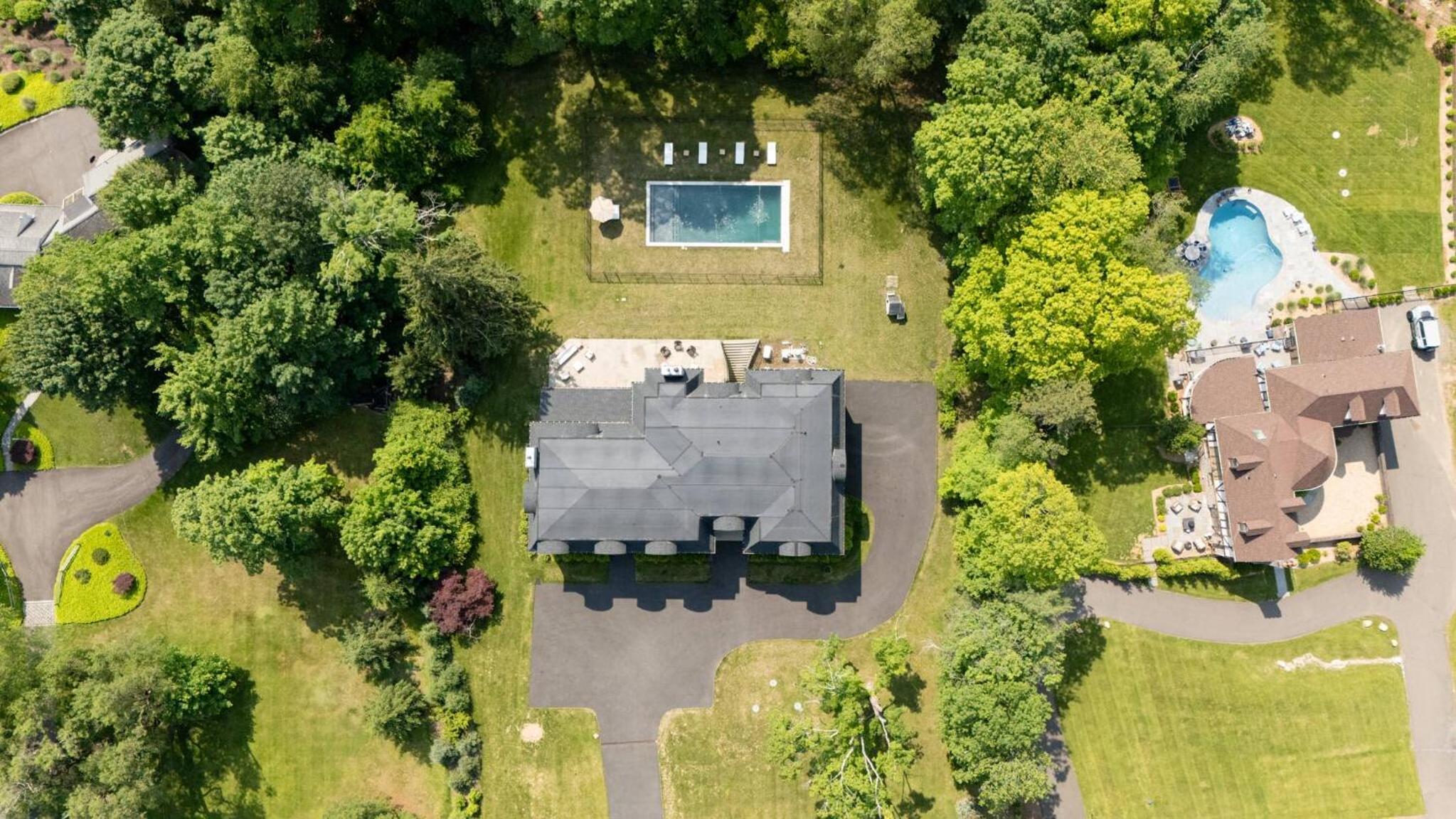 Spacious 6-bedroom house in fabulous Saddle River