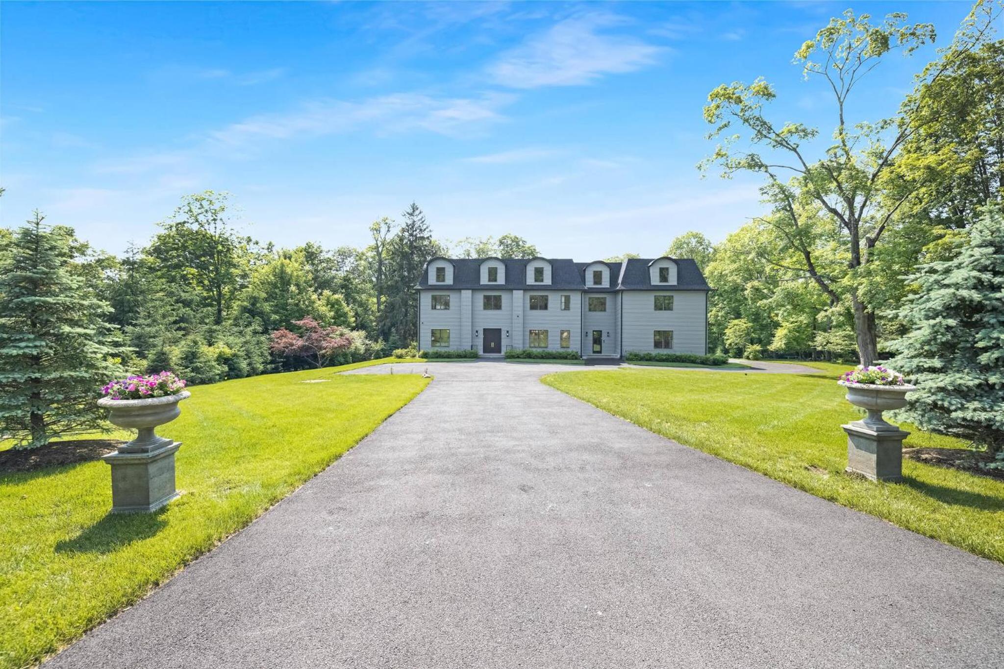 Spacious 6-bedroom house in fabulous Saddle River