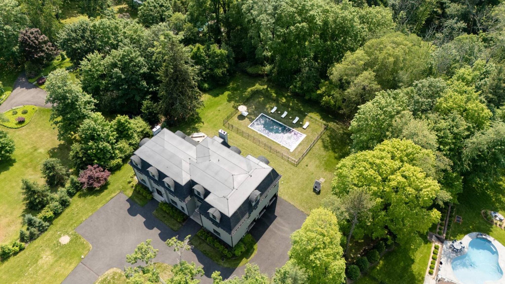 Spacious 6-bedroom house in fabulous Saddle River