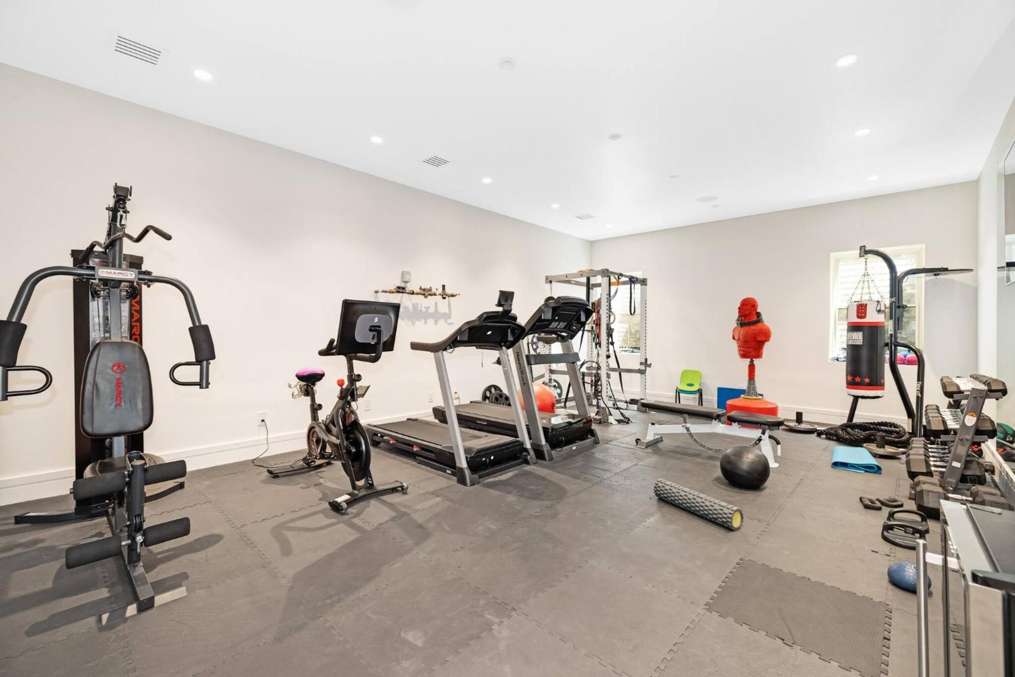 Spacious 6-bedroom house in fabulous Saddle River