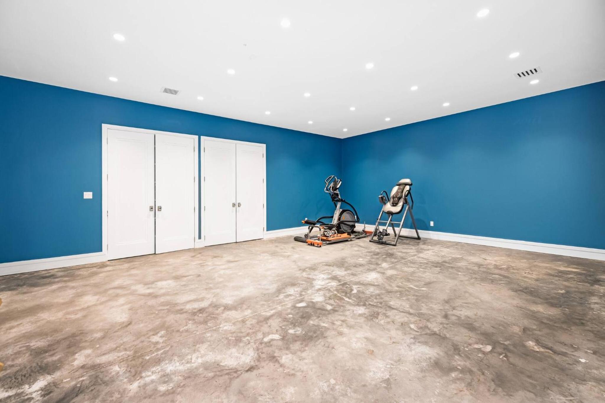 Spacious 6-bedroom house in fabulous Saddle River