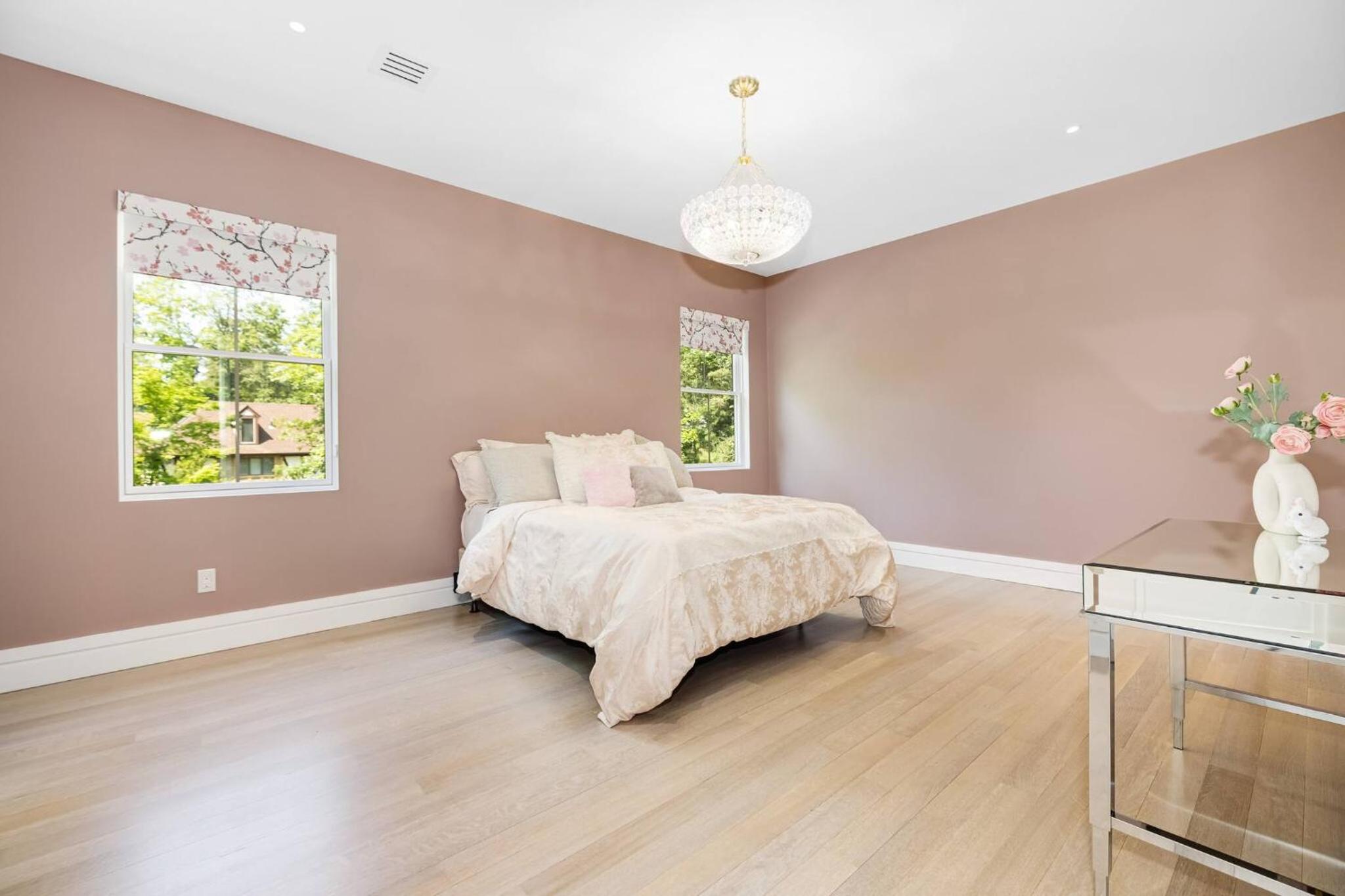 Spacious 6-bedroom house in fabulous Saddle River