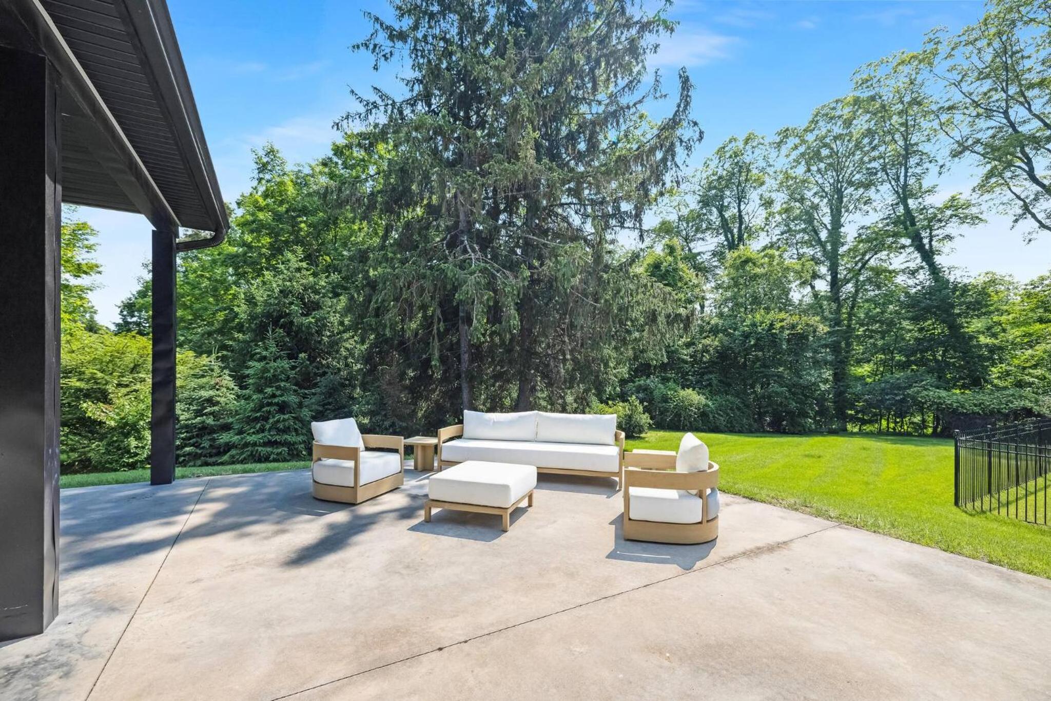 Spacious 6-bedroom house in fabulous Saddle River
